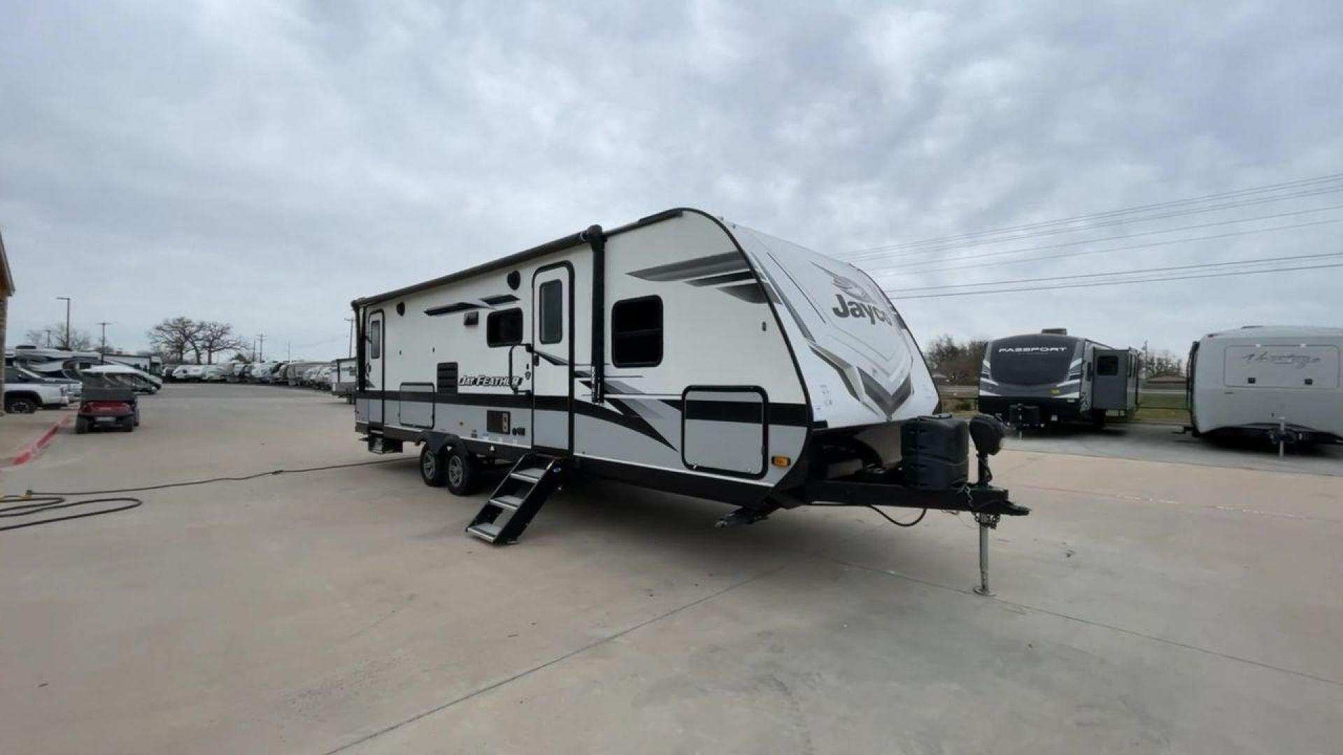 2022 JAYCO JAY FLIGHT 27BHB (1UJBJ0BR1N1) , located at 4319 N Main St, Cleburne, TX, 76033, (817) 678-5133, 32.385960, -97.391212 - Photo#3