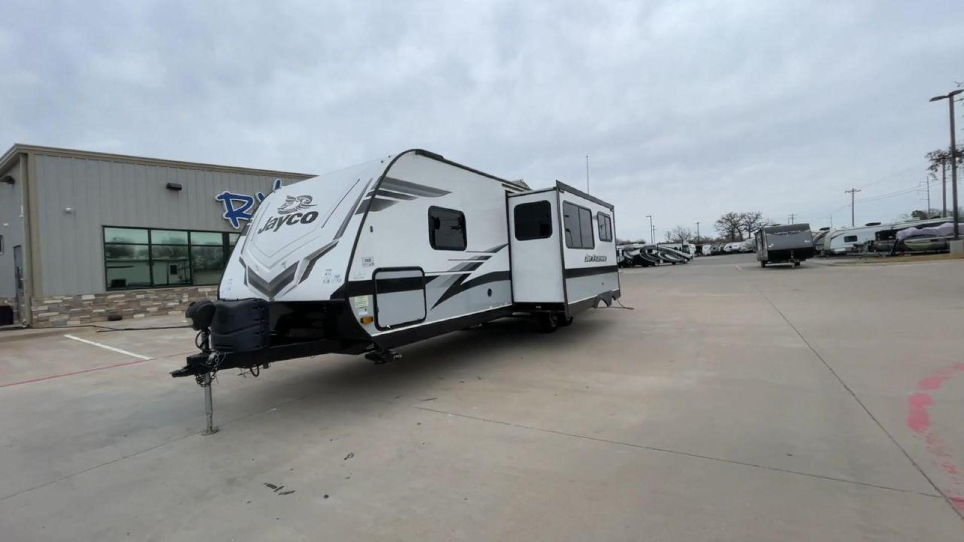 2022 JAYCO JAY FLIGHT 27BHB (1UJBJ0BR1N1) , located at 4319 N Main St, Cleburne, TX, 76033, (817) 678-5133, 32.385960, -97.391212 - Photo#5