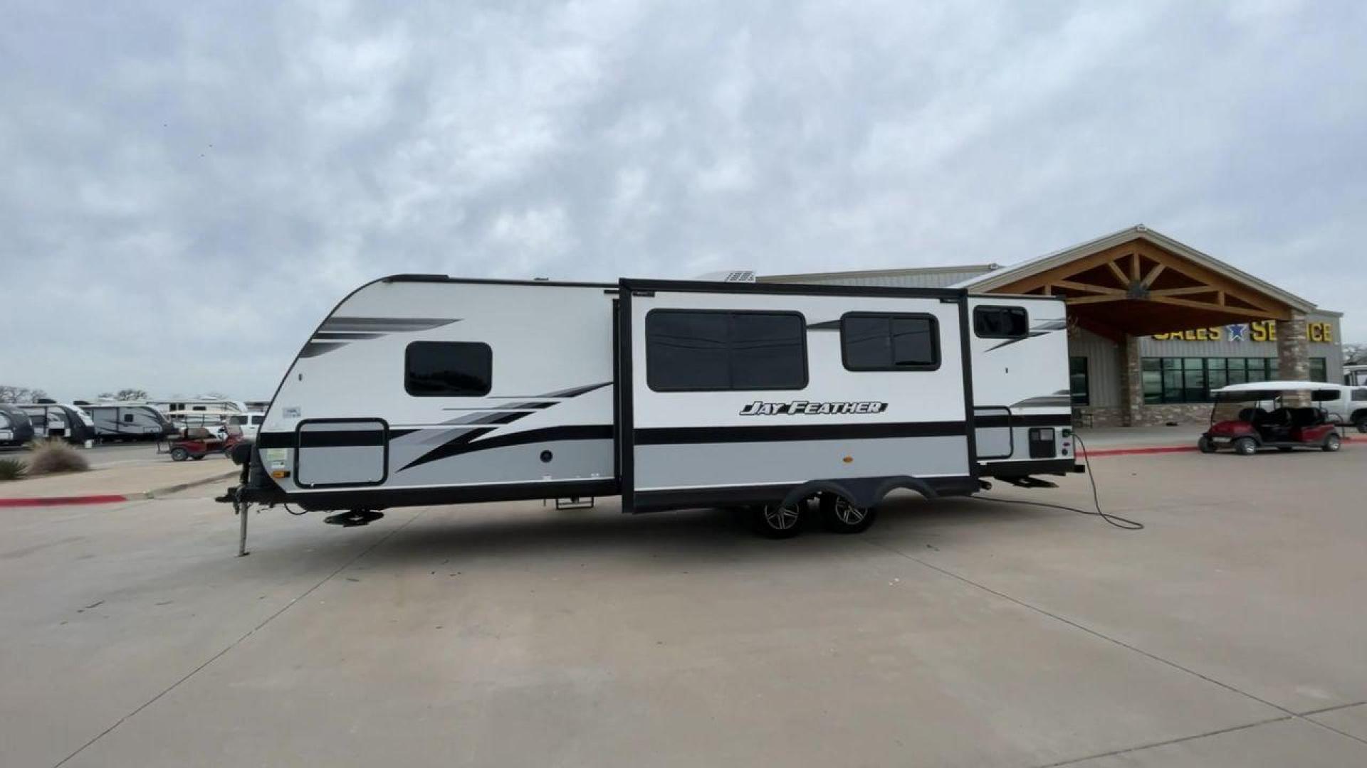 2022 JAYCO JAY FLIGHT 27BHB (1UJBJ0BR1N1) , located at 4319 N Main St, Cleburne, TX, 76033, (817) 678-5133, 32.385960, -97.391212 - Photo#6