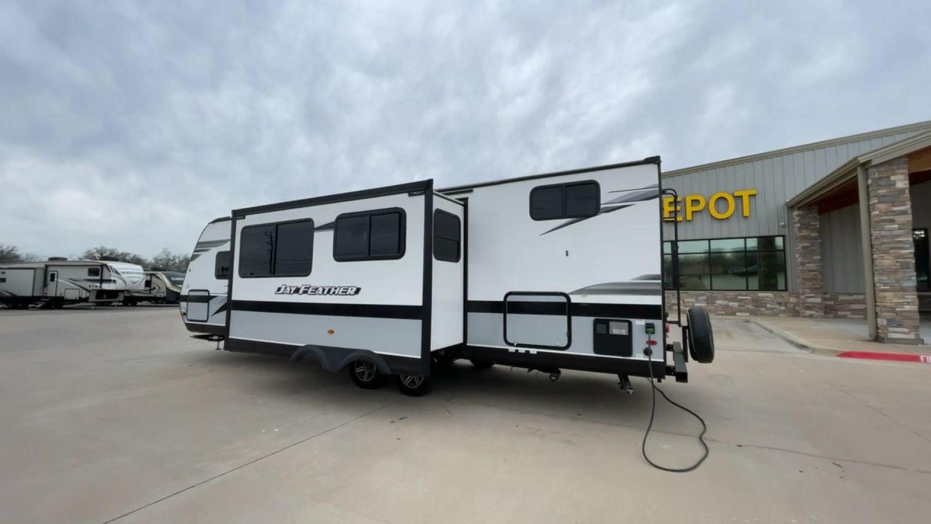 2022 JAYCO JAY FLIGHT 27BHB (1UJBJ0BR1N1) , located at 4319 N Main St, Cleburne, TX, 76033, (817) 678-5133, 32.385960, -97.391212 - Photo#7