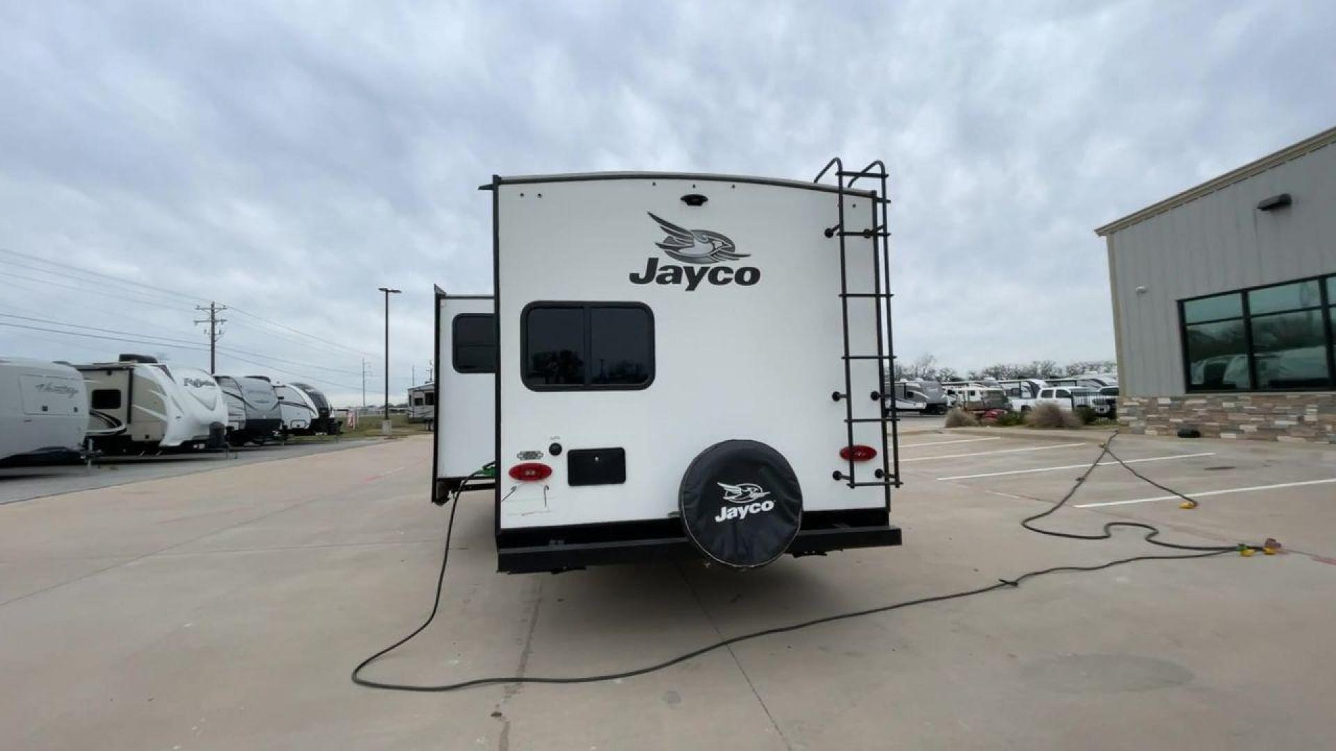 2022 JAYCO JAY FLIGHT 27BHB (1UJBJ0BR1N1) , located at 4319 N Main St, Cleburne, TX, 76033, (817) 678-5133, 32.385960, -97.391212 - Photo#8