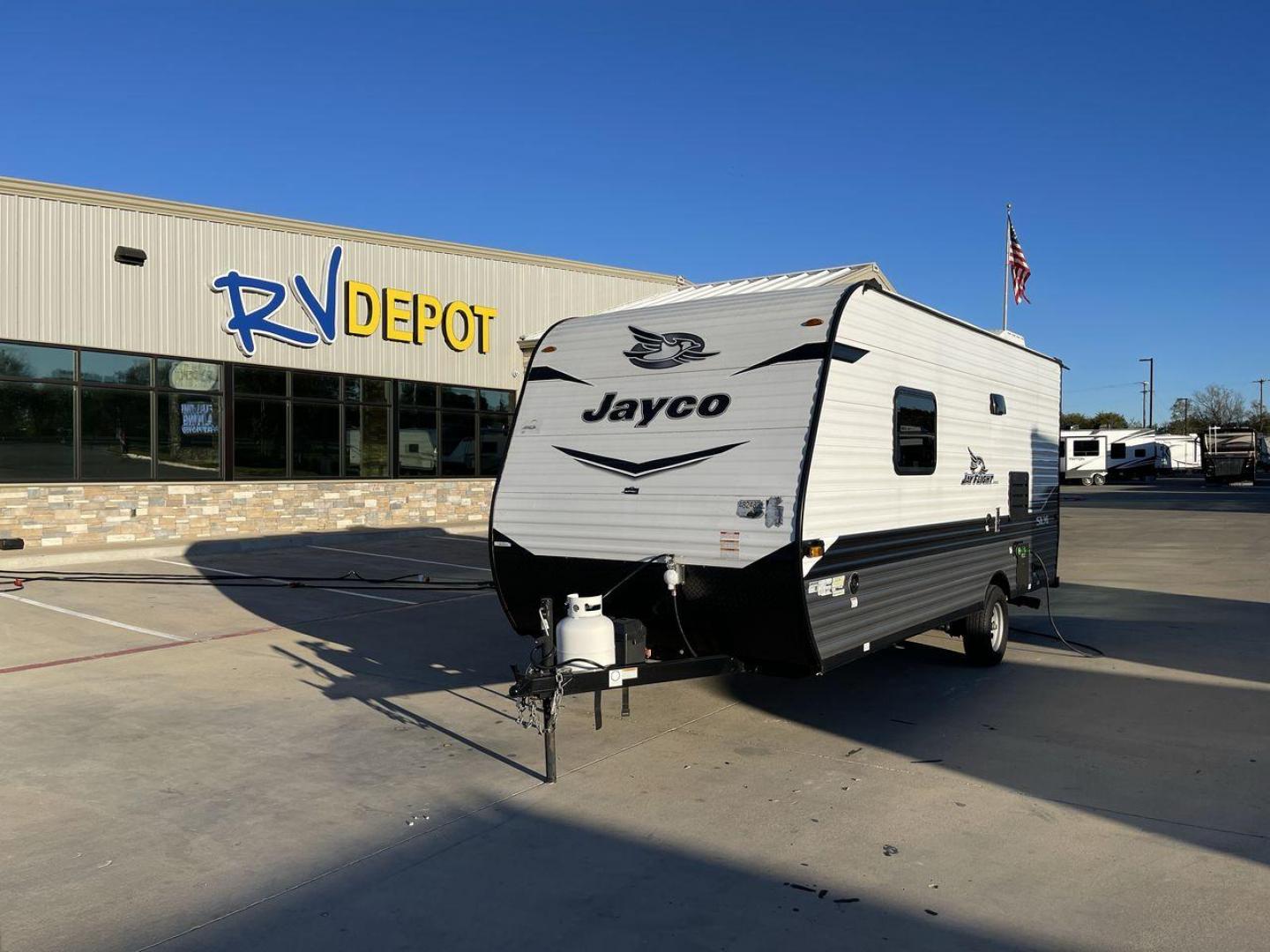 2022 JAYCO JAY FLIGHT SLX 195RB (1UJBJ0AJ1N1) , Length: 21.8 ft | Dry Weight: 3,030 lbs | Gross Weight: 3,995 lbs | Slides: 0 transmission, located at 4319 N Main St, Cleburne, TX, 76033, (817) 678-5133, 32.385960, -97.391212 - The 2022 Jayco Jay Flight SLX 195RB is a compact and versatile travel trailer that delivers a perfect blend of convenience and comfort for your camping adventures. Measuring at a length of 21.8 feet and boasting a dry weight of 3030 lbs, this lightweight model is easily towable, making it an ideal c - Photo#0