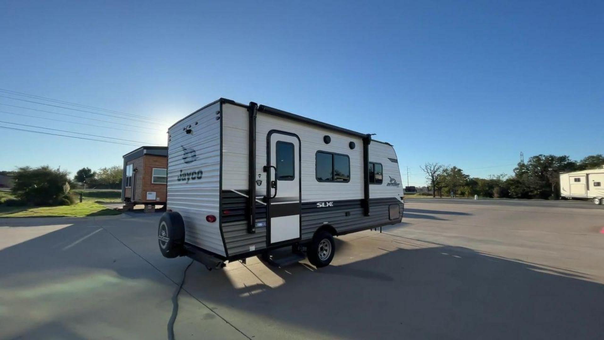 2022 JAYCO JAY FLIGHT SLX 195RB (1UJBJ0AJ1N1) , Length: 21.8 ft | Dry Weight: 3,030 lbs | Gross Weight: 3,995 lbs | Slides: 0 transmission, located at 4319 N Main St, Cleburne, TX, 76033, (817) 678-5133, 32.385960, -97.391212 - The 2022 Jayco Jay Flight SLX 195RB is a compact and versatile travel trailer that delivers a perfect blend of convenience and comfort for your camping adventures. Measuring at a length of 21.8 feet and boasting a dry weight of 3030 lbs, this lightweight model is easily towable, making it an ideal c - Photo#1