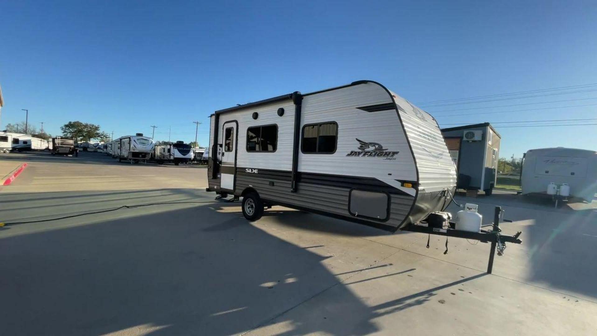 2022 JAYCO JAY FLIGHT SLX 195RB (1UJBJ0AJ1N1) , Length: 21.8 ft | Dry Weight: 3,030 lbs | Gross Weight: 3,995 lbs | Slides: 0 transmission, located at 4319 N Main St, Cleburne, TX, 76033, (817) 678-5133, 32.385960, -97.391212 - The 2022 Jayco Jay Flight SLX 195RB is a compact and versatile travel trailer that delivers a perfect blend of convenience and comfort for your camping adventures. Measuring at a length of 21.8 feet and boasting a dry weight of 3030 lbs, this lightweight model is easily towable, making it an ideal c - Photo#3