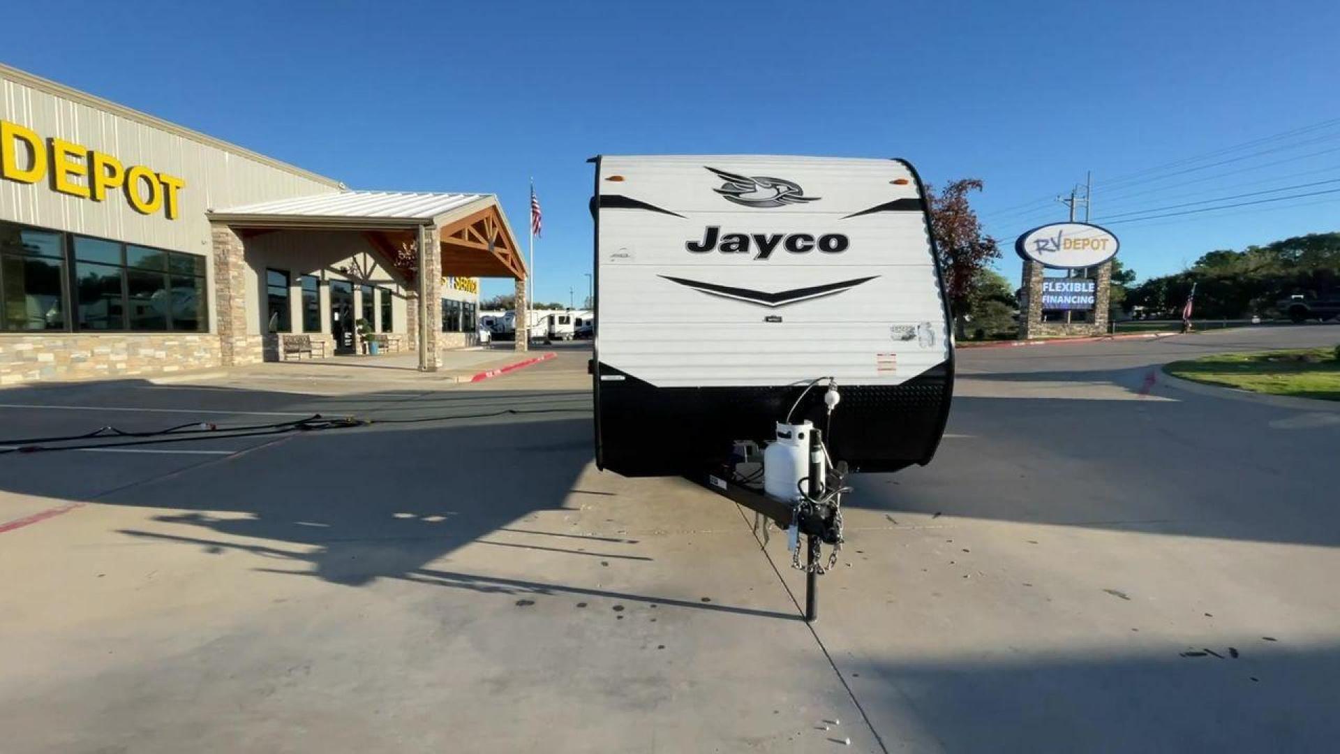 2022 JAYCO JAY FLIGHT SLX 195RB (1UJBJ0AJ1N1) , Length: 21.8 ft | Dry Weight: 3,030 lbs | Gross Weight: 3,995 lbs | Slides: 0 transmission, located at 4319 N Main St, Cleburne, TX, 76033, (817) 678-5133, 32.385960, -97.391212 - The 2022 Jayco Jay Flight SLX 195RB is a compact and versatile travel trailer that delivers a perfect blend of convenience and comfort for your camping adventures. Measuring at a length of 21.8 feet and boasting a dry weight of 3030 lbs, this lightweight model is easily towable, making it an ideal c - Photo#4