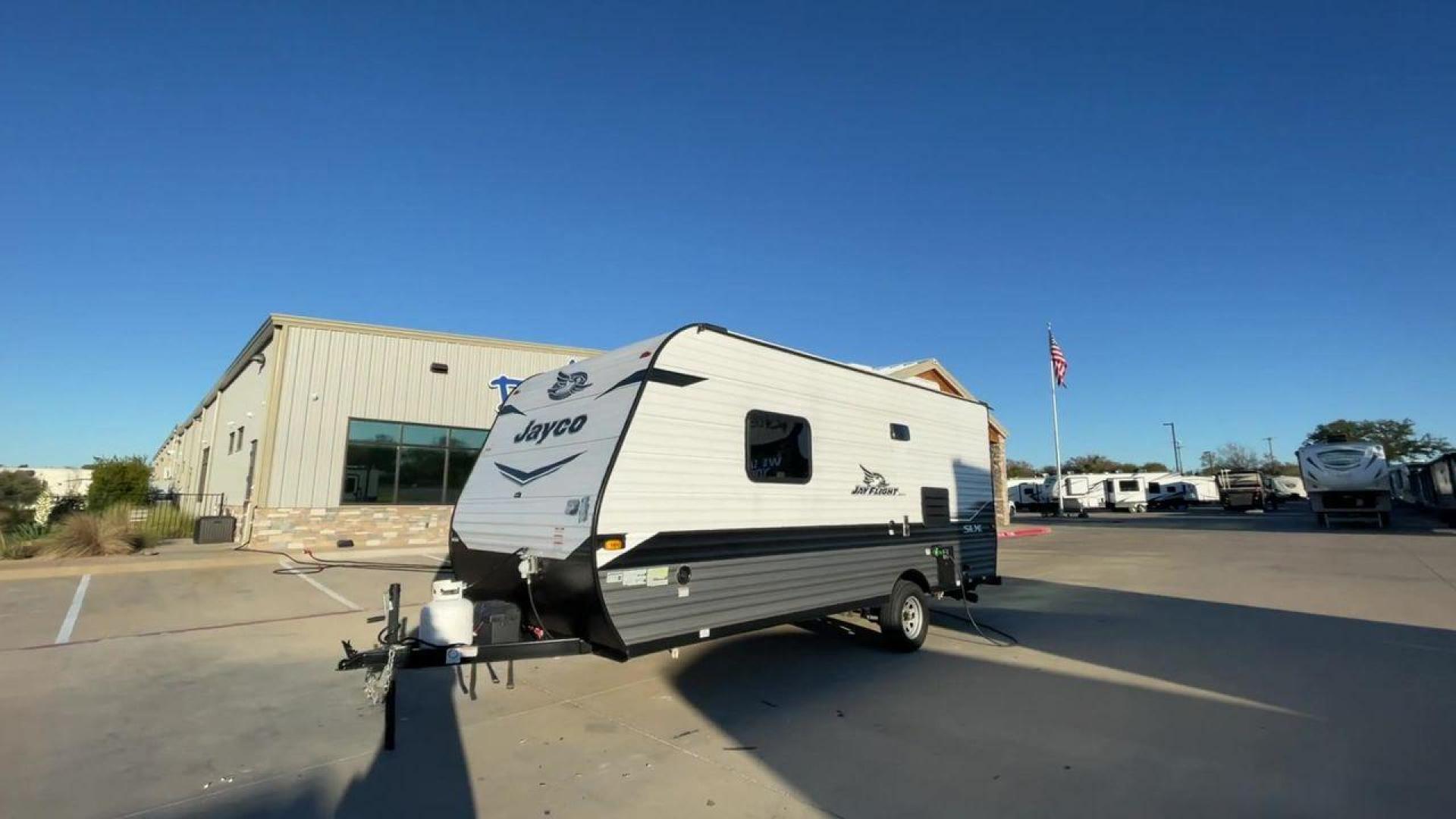 2022 JAYCO JAY FLIGHT SLX 195RB (1UJBJ0AJ1N1) , Length: 21.8 ft | Dry Weight: 3,030 lbs | Gross Weight: 3,995 lbs | Slides: 0 transmission, located at 4319 N Main St, Cleburne, TX, 76033, (817) 678-5133, 32.385960, -97.391212 - The 2022 Jayco Jay Flight SLX 195RB is a compact and versatile travel trailer that delivers a perfect blend of convenience and comfort for your camping adventures. Measuring at a length of 21.8 feet and boasting a dry weight of 3030 lbs, this lightweight model is easily towable, making it an ideal c - Photo#5