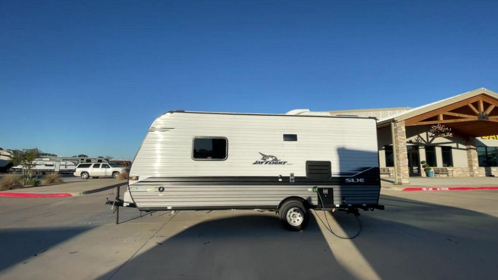 2022 JAYCO JAY FLIGHT SLX 195RB (1UJBJ0AJ1N1) , Length: 21.8 ft | Dry Weight: 3,030 lbs | Gross Weight: 3,995 lbs | Slides: 0 transmission, located at 4319 N Main St, Cleburne, TX, 76033, (817) 678-5133, 32.385960, -97.391212 - The 2022 Jayco Jay Flight SLX 195RB is a compact and versatile travel trailer that delivers a perfect blend of convenience and comfort for your camping adventures. Measuring at a length of 21.8 feet and boasting a dry weight of 3030 lbs, this lightweight model is easily towable, making it an ideal c - Photo#6