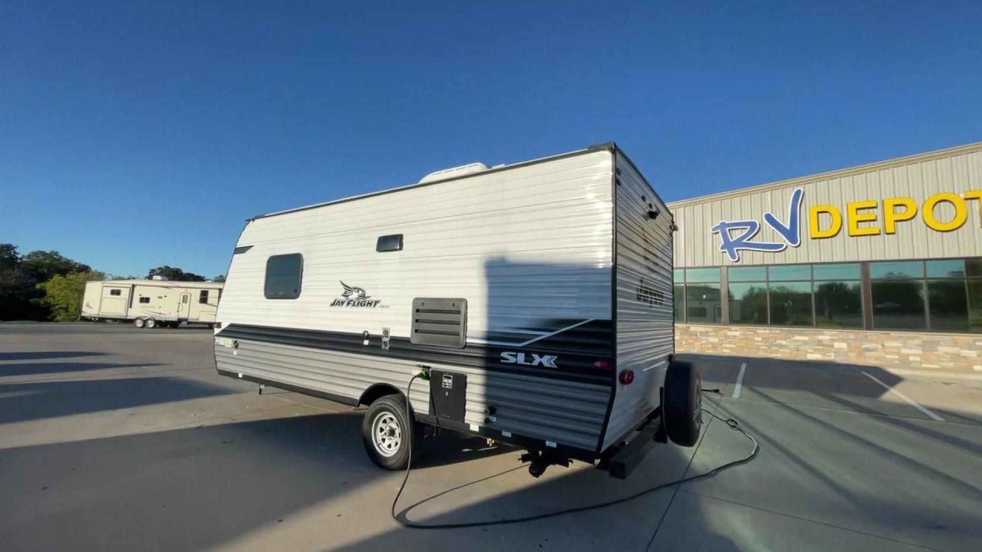 2022 JAYCO JAY FLIGHT SLX 195RB (1UJBJ0AJ1N1) , Length: 21.8 ft | Dry Weight: 3,030 lbs | Gross Weight: 3,995 lbs | Slides: 0 transmission, located at 4319 N Main St, Cleburne, TX, 76033, (817) 678-5133, 32.385960, -97.391212 - The 2022 Jayco Jay Flight SLX 195RB is a compact and versatile travel trailer that delivers a perfect blend of convenience and comfort for your camping adventures. Measuring at a length of 21.8 feet and boasting a dry weight of 3030 lbs, this lightweight model is easily towable, making it an ideal c - Photo#7