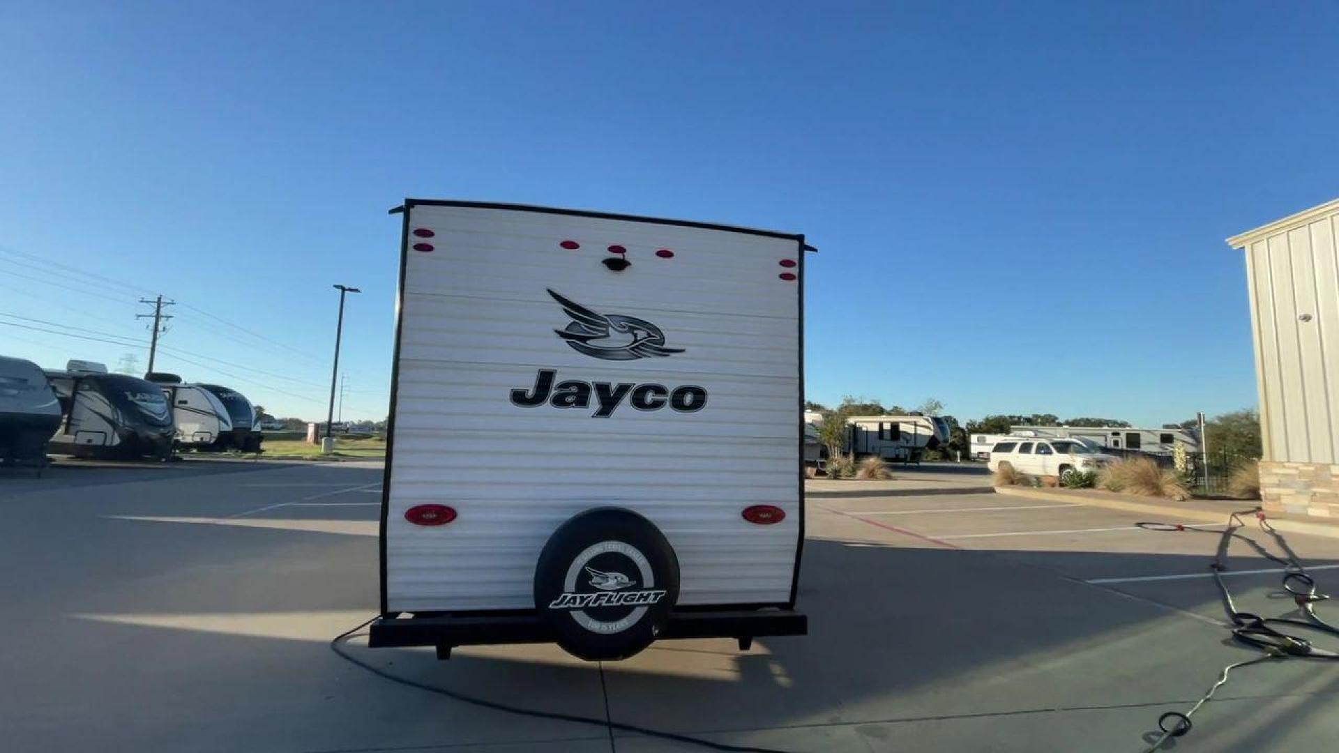 2022 JAYCO JAY FLIGHT SLX 195RB (1UJBJ0AJ1N1) , Length: 21.8 ft | Dry Weight: 3,030 lbs | Gross Weight: 3,995 lbs | Slides: 0 transmission, located at 4319 N Main St, Cleburne, TX, 76033, (817) 678-5133, 32.385960, -97.391212 - The 2022 Jayco Jay Flight SLX 195RB is a compact and versatile travel trailer that delivers a perfect blend of convenience and comfort for your camping adventures. Measuring at a length of 21.8 feet and boasting a dry weight of 3030 lbs, this lightweight model is easily towable, making it an ideal c - Photo#8