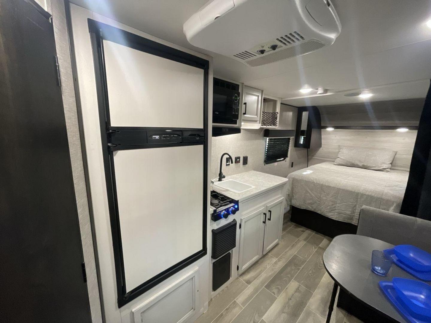 2022 JAYCO JAY FLIGHT SLX 195RB (1UJBJ0AJ1N1) , Length: 21.8 ft | Dry Weight: 3,030 lbs | Gross Weight: 3,995 lbs | Slides: 0 transmission, located at 4319 N Main St, Cleburne, TX, 76033, (817) 678-5133, 32.385960, -97.391212 - The 2022 Jayco Jay Flight SLX 195RB is a compact and versatile travel trailer that delivers a perfect blend of convenience and comfort for your camping adventures. Measuring at a length of 21.8 feet and boasting a dry weight of 3030 lbs, this lightweight model is easily towable, making it an ideal c - Photo#10