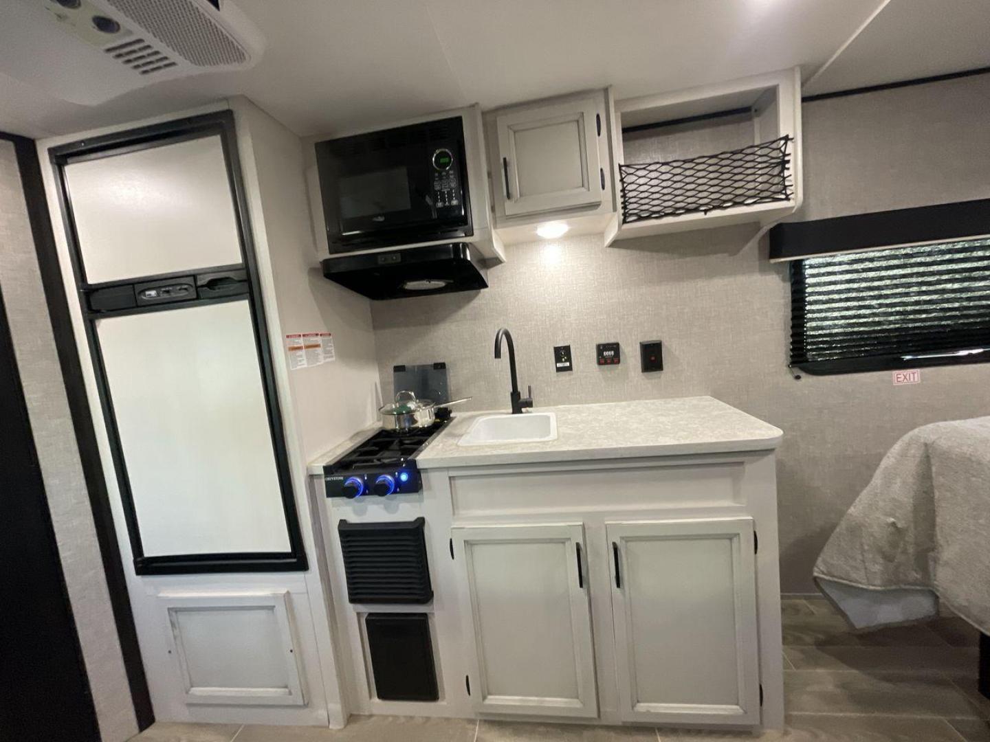 2022 JAYCO JAY FLIGHT SLX 195RB (1UJBJ0AJ1N1) , Length: 21.8 ft | Dry Weight: 3,030 lbs | Gross Weight: 3,995 lbs | Slides: 0 transmission, located at 4319 N Main St, Cleburne, TX, 76033, (817) 678-5133, 32.385960, -97.391212 - The 2022 Jayco Jay Flight SLX 195RB is a compact and versatile travel trailer that delivers a perfect blend of convenience and comfort for your camping adventures. Measuring at a length of 21.8 feet and boasting a dry weight of 3030 lbs, this lightweight model is easily towable, making it an ideal c - Photo#11