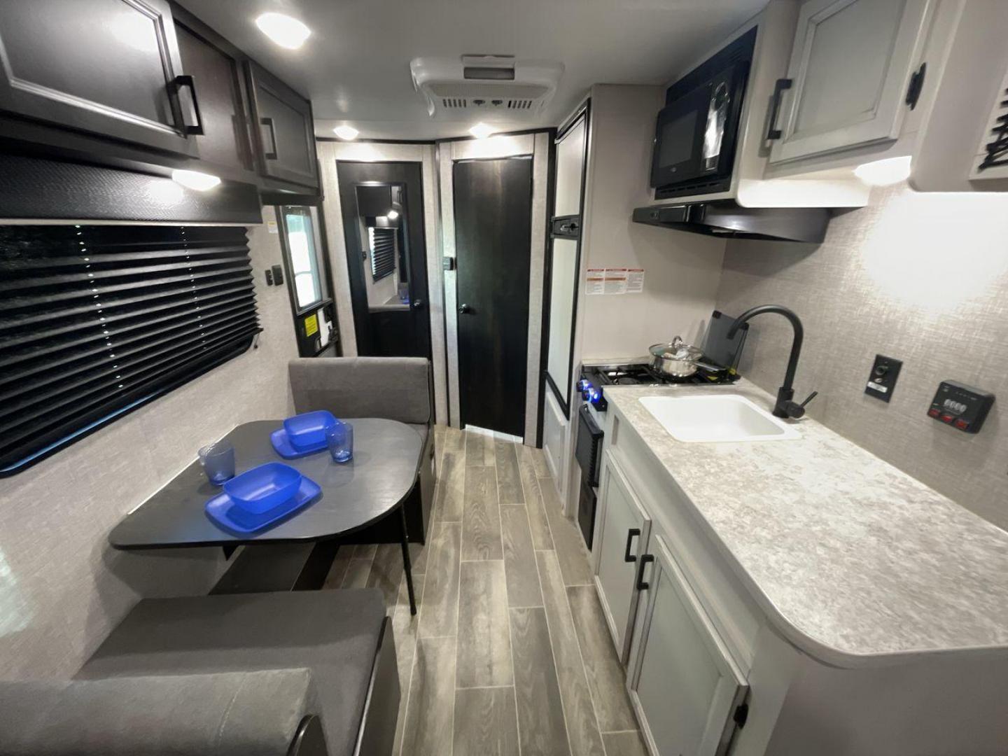 2022 JAYCO JAY FLIGHT SLX 195RB (1UJBJ0AJ1N1) , Length: 21.8 ft | Dry Weight: 3,030 lbs | Gross Weight: 3,995 lbs | Slides: 0 transmission, located at 4319 N Main St, Cleburne, TX, 76033, (817) 678-5133, 32.385960, -97.391212 - The 2022 Jayco Jay Flight SLX 195RB is a compact and versatile travel trailer that delivers a perfect blend of convenience and comfort for your camping adventures. Measuring at a length of 21.8 feet and boasting a dry weight of 3030 lbs, this lightweight model is easily towable, making it an ideal c - Photo#12