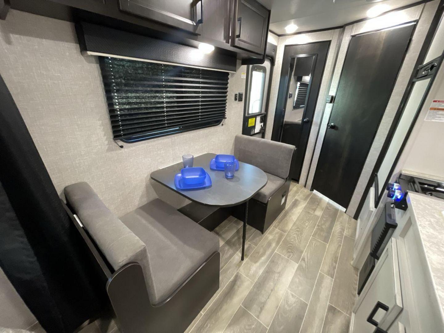 2022 JAYCO JAY FLIGHT SLX 195RB (1UJBJ0AJ1N1) , Length: 21.8 ft | Dry Weight: 3,030 lbs | Gross Weight: 3,995 lbs | Slides: 0 transmission, located at 4319 N Main St, Cleburne, TX, 76033, (817) 678-5133, 32.385960, -97.391212 - The 2022 Jayco Jay Flight SLX 195RB is a compact and versatile travel trailer that delivers a perfect blend of convenience and comfort for your camping adventures. Measuring at a length of 21.8 feet and boasting a dry weight of 3030 lbs, this lightweight model is easily towable, making it an ideal c - Photo#13