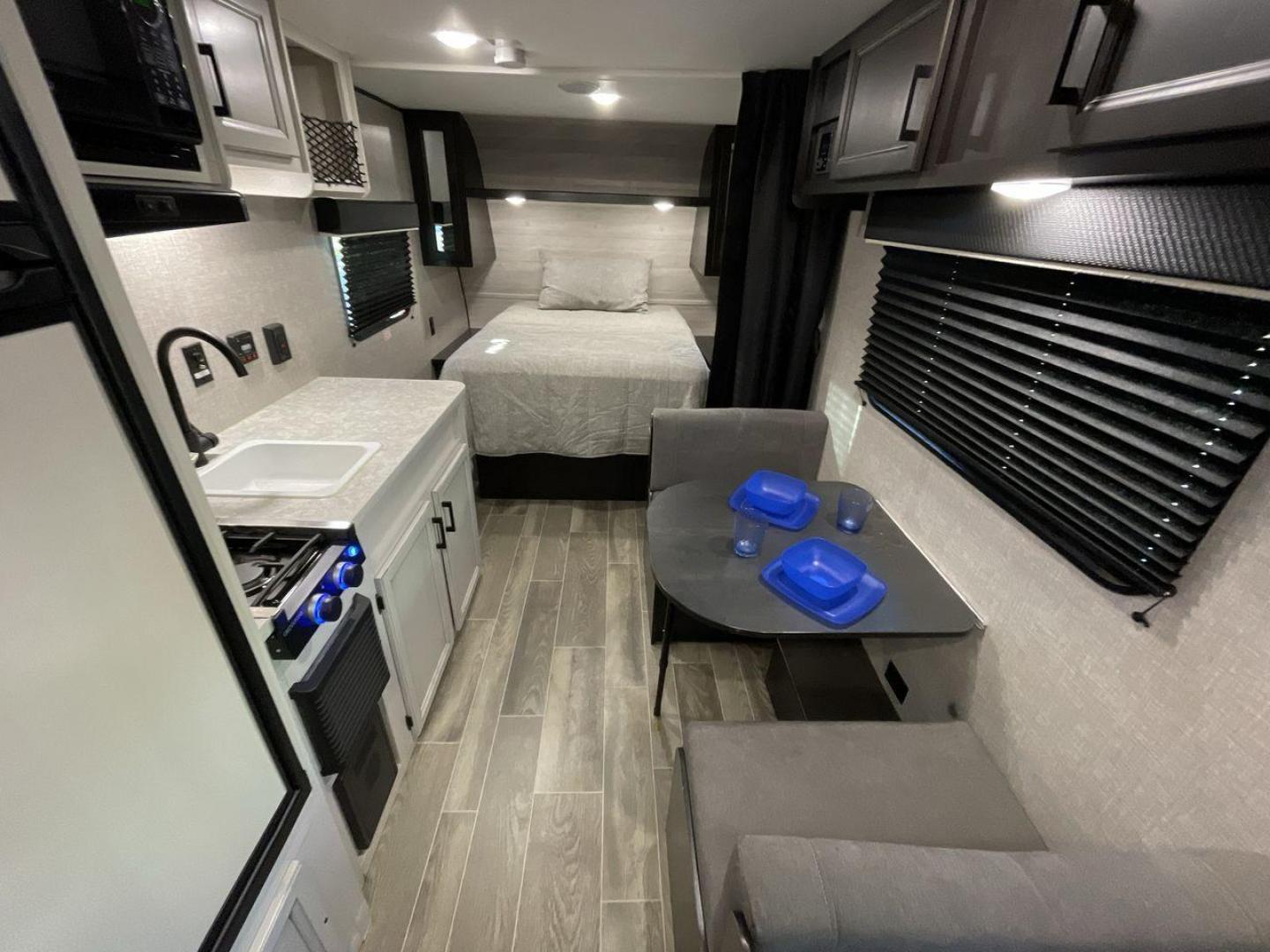 2022 JAYCO JAY FLIGHT SLX 195RB (1UJBJ0AJ1N1) , Length: 21.8 ft | Dry Weight: 3,030 lbs | Gross Weight: 3,995 lbs | Slides: 0 transmission, located at 4319 N Main St, Cleburne, TX, 76033, (817) 678-5133, 32.385960, -97.391212 - The 2022 Jayco Jay Flight SLX 195RB is a compact and versatile travel trailer that delivers a perfect blend of convenience and comfort for your camping adventures. Measuring at a length of 21.8 feet and boasting a dry weight of 3030 lbs, this lightweight model is easily towable, making it an ideal c - Photo#14