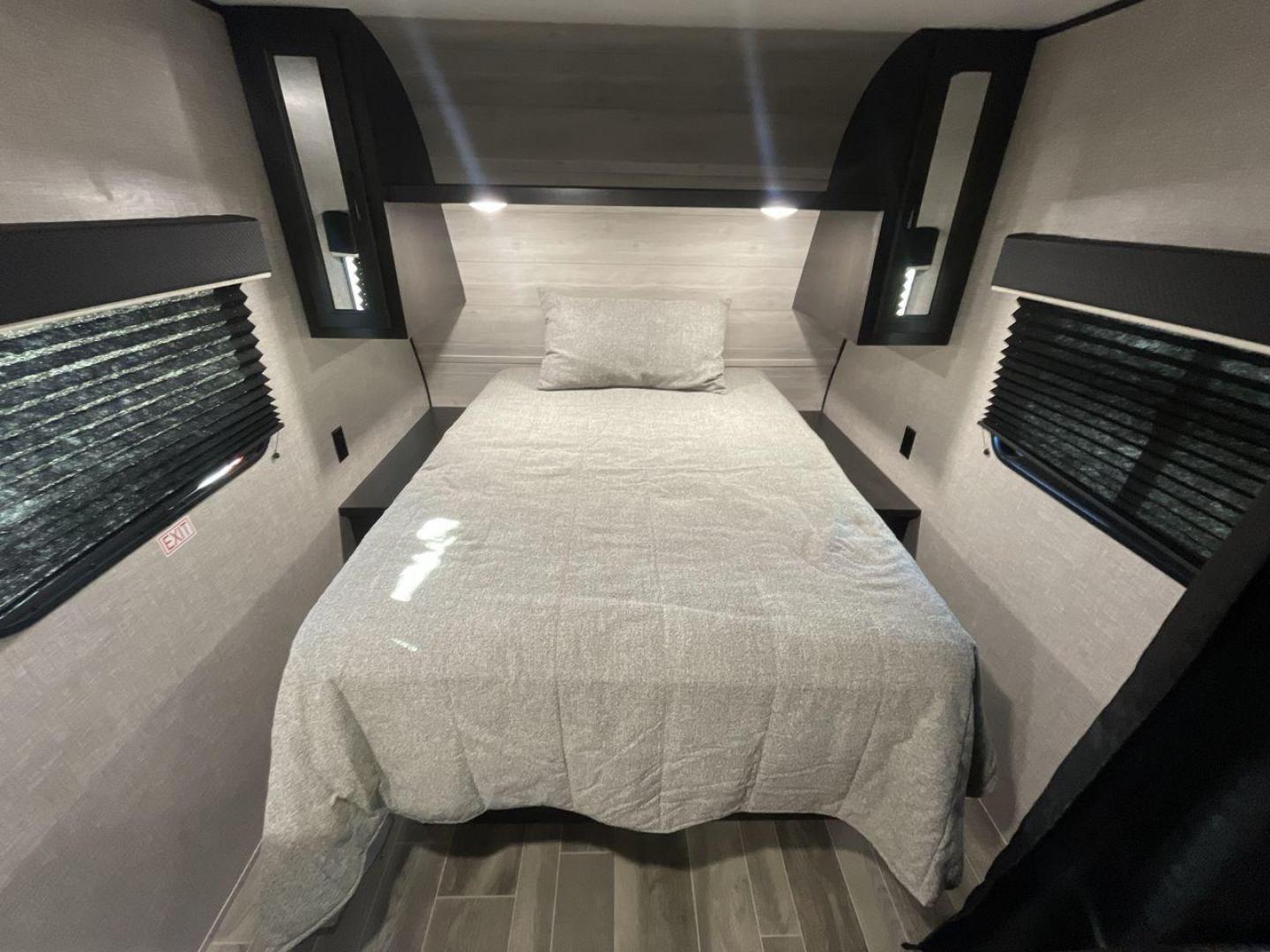 2022 JAYCO JAY FLIGHT SLX 195RB (1UJBJ0AJ1N1) , Length: 21.8 ft | Dry Weight: 3,030 lbs | Gross Weight: 3,995 lbs | Slides: 0 transmission, located at 4319 N Main St, Cleburne, TX, 76033, (817) 678-5133, 32.385960, -97.391212 - The 2022 Jayco Jay Flight SLX 195RB is a compact and versatile travel trailer that delivers a perfect blend of convenience and comfort for your camping adventures. Measuring at a length of 21.8 feet and boasting a dry weight of 3030 lbs, this lightweight model is easily towable, making it an ideal c - Photo#17