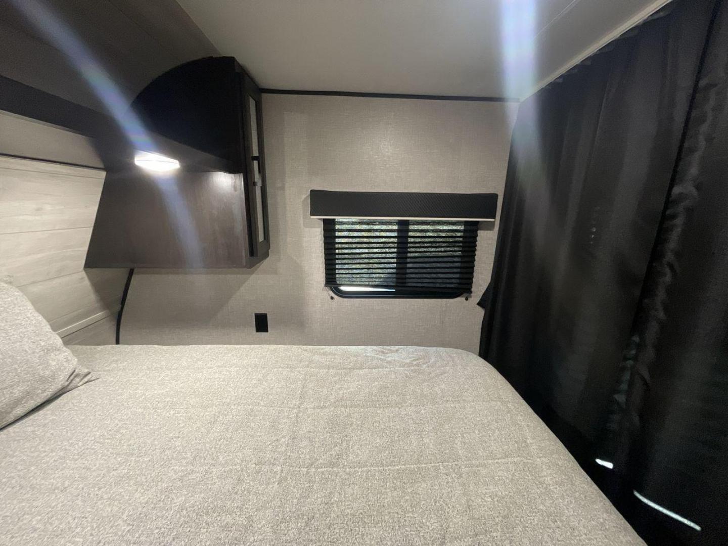 2022 JAYCO JAY FLIGHT SLX 195RB (1UJBJ0AJ1N1) , Length: 21.8 ft | Dry Weight: 3,030 lbs | Gross Weight: 3,995 lbs | Slides: 0 transmission, located at 4319 N Main St, Cleburne, TX, 76033, (817) 678-5133, 32.385960, -97.391212 - The 2022 Jayco Jay Flight SLX 195RB is a compact and versatile travel trailer that delivers a perfect blend of convenience and comfort for your camping adventures. Measuring at a length of 21.8 feet and boasting a dry weight of 3030 lbs, this lightweight model is easily towable, making it an ideal c - Photo#18