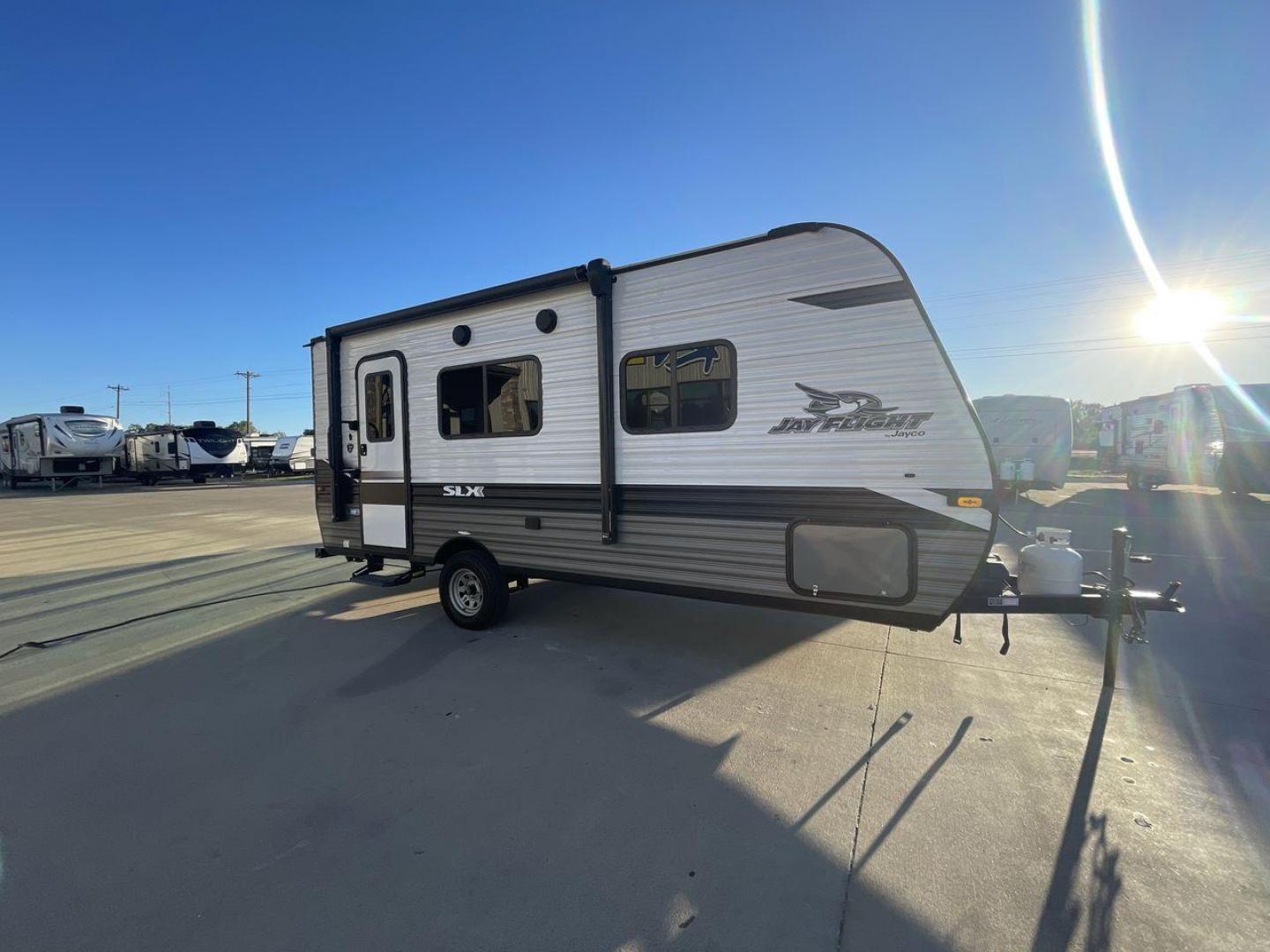 2022 JAYCO JAY FLIGHT SLX 195RB (1UJBJ0AJ1N1) , Length: 21.8 ft | Dry Weight: 3,030 lbs | Gross Weight: 3,995 lbs | Slides: 0 transmission, located at 4319 N Main St, Cleburne, TX, 76033, (817) 678-5133, 32.385960, -97.391212 - The 2022 Jayco Jay Flight SLX 195RB is a compact and versatile travel trailer that delivers a perfect blend of convenience and comfort for your camping adventures. Measuring at a length of 21.8 feet and boasting a dry weight of 3030 lbs, this lightweight model is easily towable, making it an ideal c - Photo#23