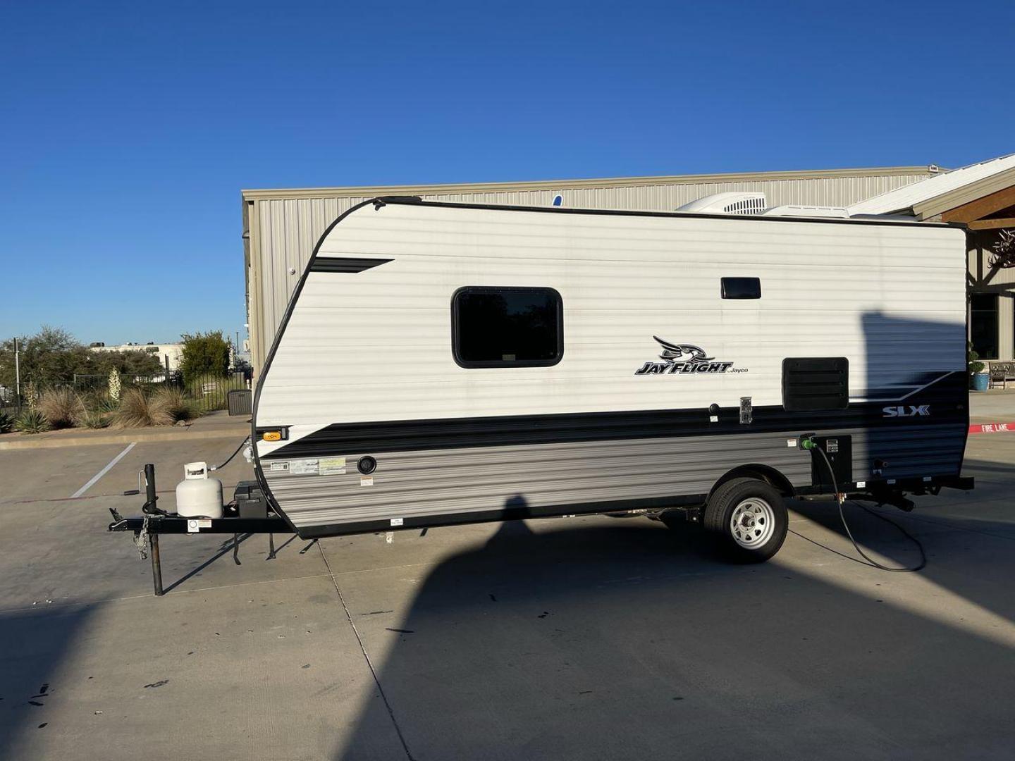 2022 JAYCO JAY FLIGHT SLX 195RB (1UJBJ0AJ1N1) , Length: 21.8 ft | Dry Weight: 3,030 lbs | Gross Weight: 3,995 lbs | Slides: 0 transmission, located at 4319 N Main St, Cleburne, TX, 76033, (817) 678-5133, 32.385960, -97.391212 - The 2022 Jayco Jay Flight SLX 195RB is a compact and versatile travel trailer that delivers a perfect blend of convenience and comfort for your camping adventures. Measuring at a length of 21.8 feet and boasting a dry weight of 3030 lbs, this lightweight model is easily towable, making it an ideal c - Photo#24