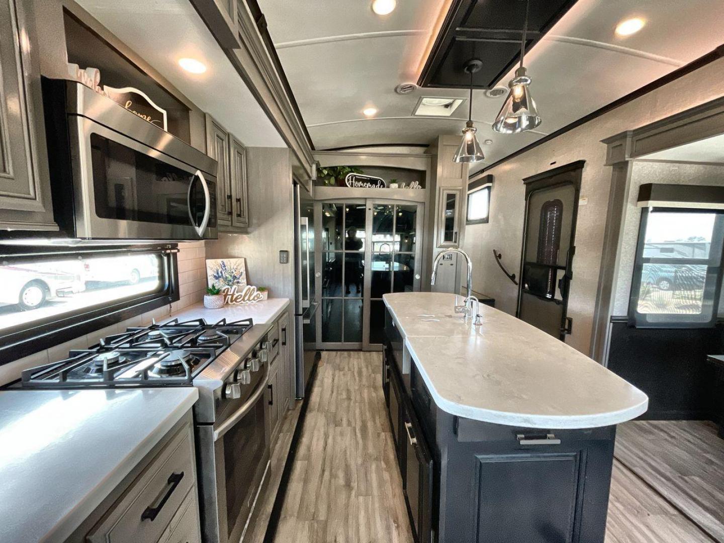 2022 JAYCO PINNACLE 36KPTS (1UJCJ0BV4N1) , Length: 41.1 ft. | Dry Weight: 13,540 lbs. | Gross Weight: 16,500 lbs. | Slides: 3 transmission, located at 4319 N Main St, Cleburne, TX, 76033, (817) 678-5133, 32.385960, -97.391212 - The 2022 Jayco Pinnacle 36KPTS is a luxurious fifth wheel designed for those who seek premium comfort and modern amenities on the road. With its spacious interior, high-end finishes, and thoughtful layout, this model is perfect for full-time RV living or extended adventures. Measuring 41.1 ft. in le - Photo#13