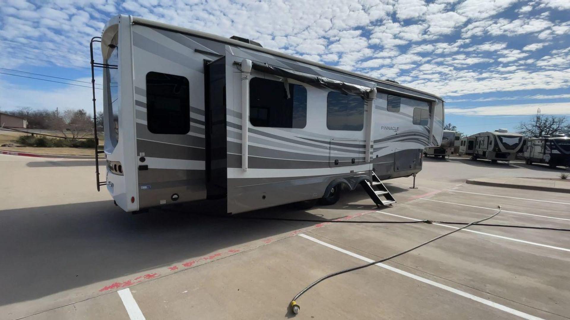 2022 JAYCO PINNACLE 36KPTS (1UJCJ0BV4N1) , Length: 41.1 ft. | Dry Weight: 13,540 lbs. | Gross Weight: 16,500 lbs. | Slides: 3 transmission, located at 4319 N Main St, Cleburne, TX, 76033, (817) 678-5133, 32.385960, -97.391212 - The 2022 Jayco Pinnacle 36KPTS is a luxurious fifth wheel designed for those who seek premium comfort and modern amenities on the road. With its spacious interior, high-end finishes, and thoughtful layout, this model is perfect for full-time RV living or extended adventures. Measuring 41.1 ft. in le - Photo#1