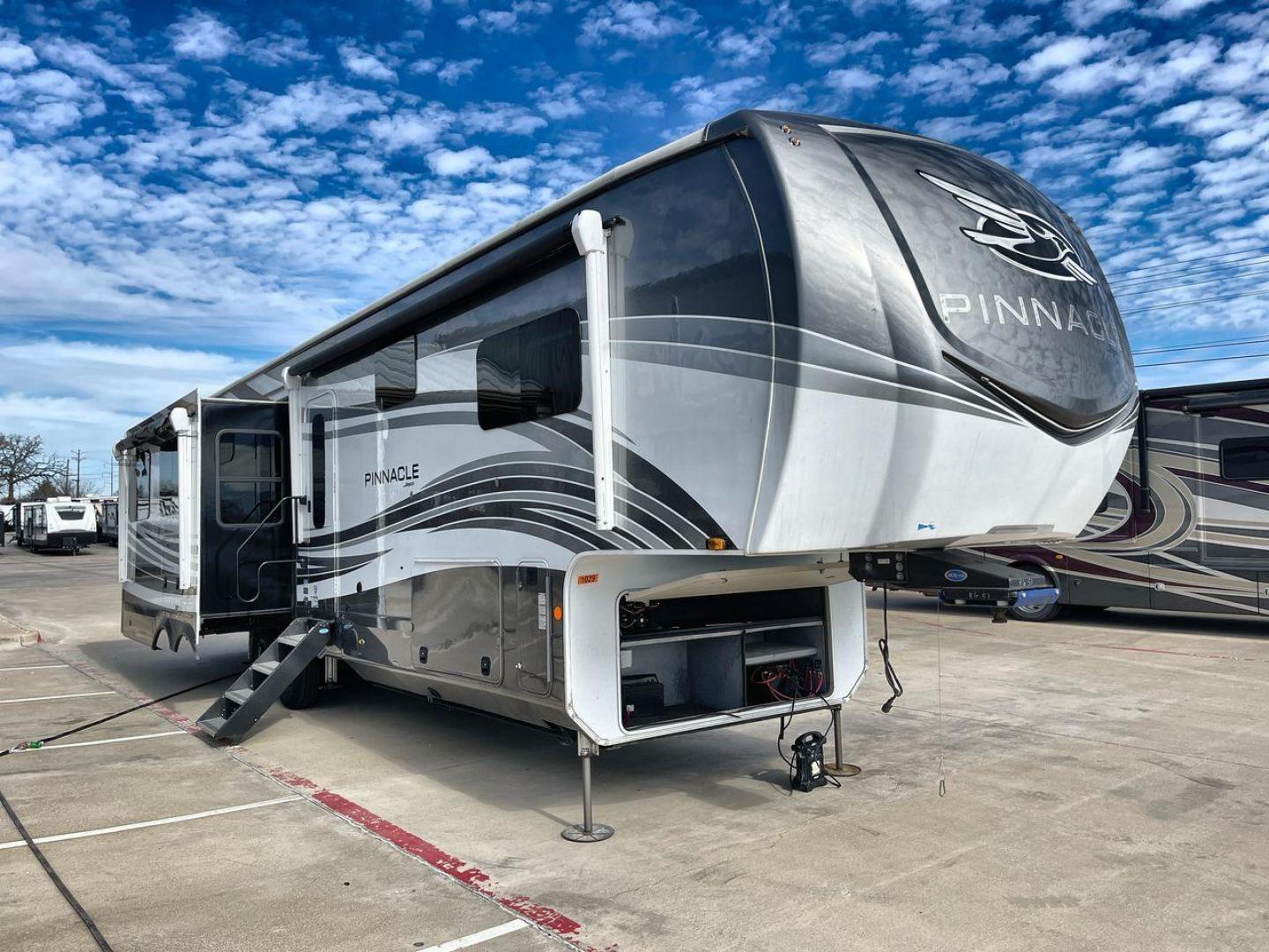 2022 JAYCO PINNACLE 36KPTS (1UJCJ0BV4N1) , Length: 41.1 ft. | Dry Weight: 13,540 lbs. | Gross Weight: 16,500 lbs. | Slides: 3 transmission, located at 4319 N Main St, Cleburne, TX, 76033, (817) 678-5133, 32.385960, -97.391212 - The 2022 Jayco Pinnacle 36KPTS is a luxurious fifth wheel designed for those who seek premium comfort and modern amenities on the road. With its spacious interior, high-end finishes, and thoughtful layout, this model is perfect for full-time RV living or extended adventures. Measuring 41.1 ft. in le - Photo#23