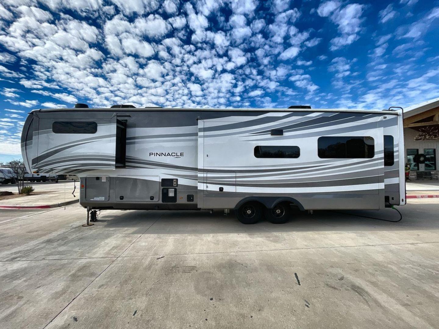 2022 JAYCO PINNACLE 36KPTS (1UJCJ0BV4N1) , Length: 41.1 ft. | Dry Weight: 13,540 lbs. | Gross Weight: 16,500 lbs. | Slides: 3 transmission, located at 4319 N Main St, Cleburne, TX, 76033, (817) 678-5133, 32.385960, -97.391212 - The 2022 Jayco Pinnacle 36KPTS is a luxurious fifth wheel designed for those who seek premium comfort and modern amenities on the road. With its spacious interior, high-end finishes, and thoughtful layout, this model is perfect for full-time RV living or extended adventures. Measuring 41.1 ft. in le - Photo#24