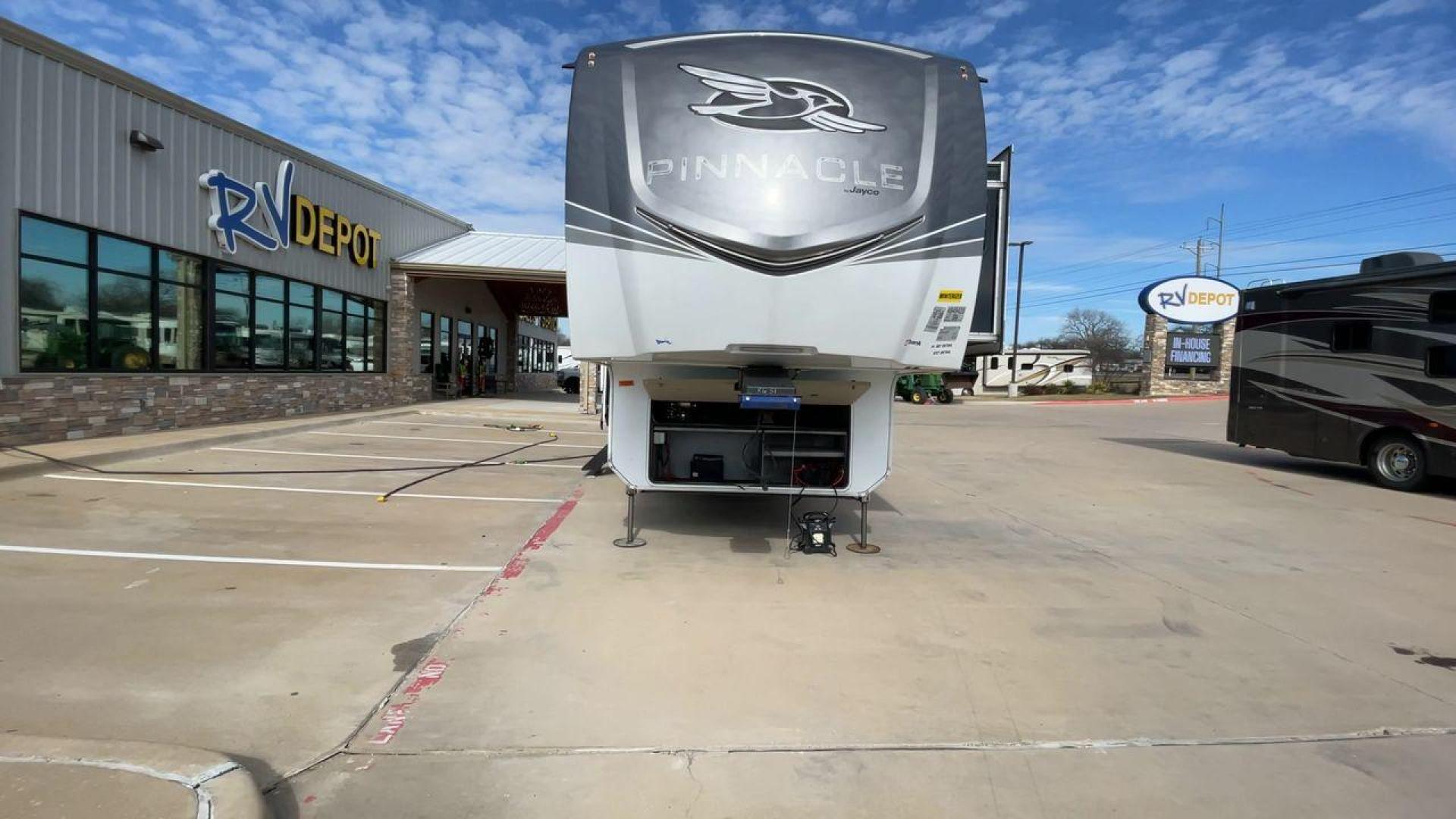 2022 JAYCO PINNACLE 36KPTS (1UJCJ0BV4N1) , Length: 41.1 ft. | Dry Weight: 13,540 lbs. | Gross Weight: 16,500 lbs. | Slides: 3 transmission, located at 4319 N Main St, Cleburne, TX, 76033, (817) 678-5133, 32.385960, -97.391212 - The 2022 Jayco Pinnacle 36KPTS is a luxurious fifth wheel designed for those who seek premium comfort and modern amenities on the road. With its spacious interior, high-end finishes, and thoughtful layout, this model is perfect for full-time RV living or extended adventures. Measuring 41.1 ft. in le - Photo#4