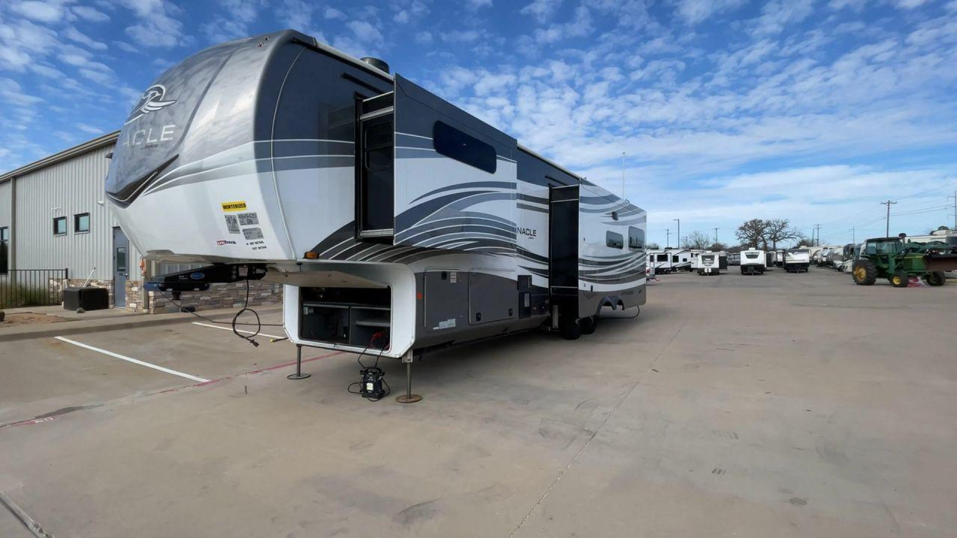 2022 JAYCO PINNACLE 36KPTS (1UJCJ0BV4N1) , Length: 41.1 ft. | Dry Weight: 13,540 lbs. | Gross Weight: 16,500 lbs. | Slides: 3 transmission, located at 4319 N Main St, Cleburne, TX, 76033, (817) 678-5133, 32.385960, -97.391212 - The 2022 Jayco Pinnacle 36KPTS is a luxurious fifth wheel designed for those who seek premium comfort and modern amenities on the road. With its spacious interior, high-end finishes, and thoughtful layout, this model is perfect for full-time RV living or extended adventures. Measuring 41.1 ft. in le - Photo#5