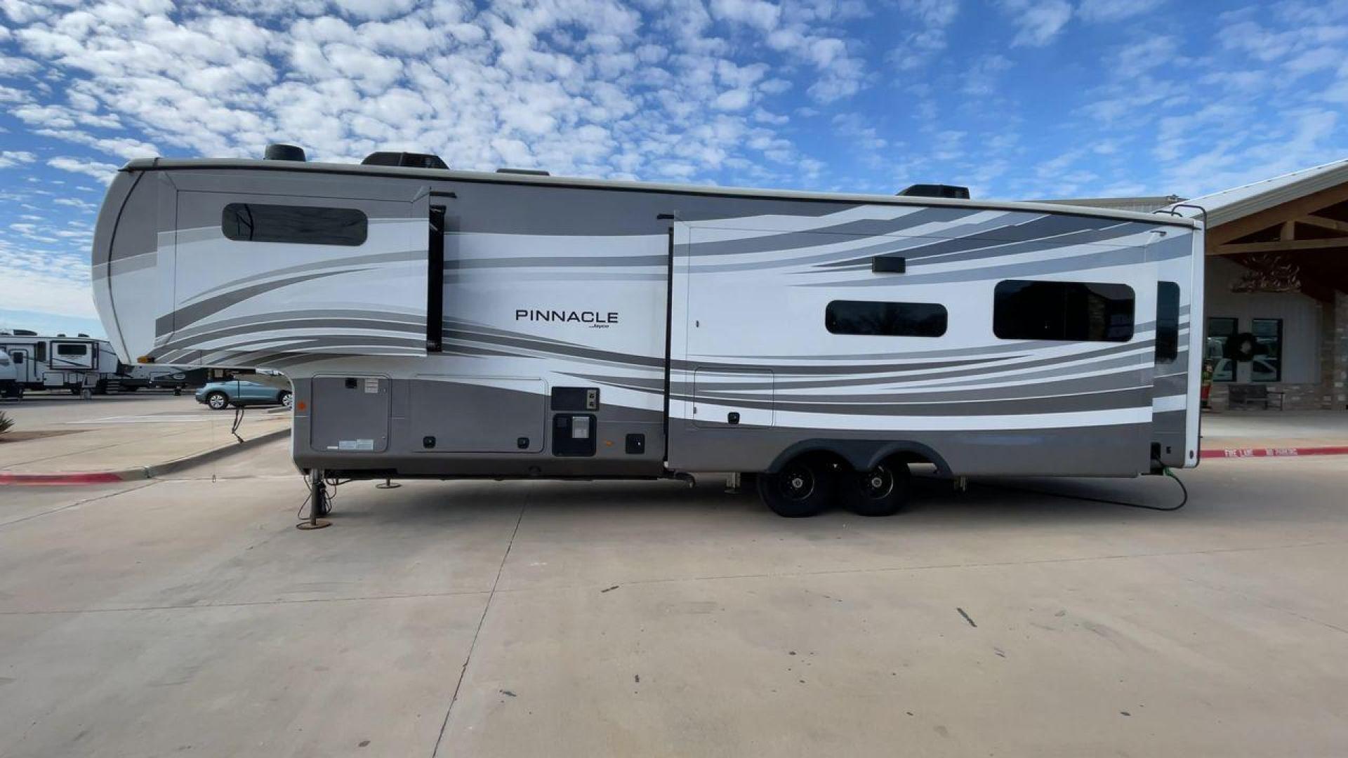 2022 JAYCO PINNACLE 36KPTS (1UJCJ0BV4N1) , Length: 41.1 ft. | Dry Weight: 13,540 lbs. | Gross Weight: 16,500 lbs. | Slides: 3 transmission, located at 4319 N Main St, Cleburne, TX, 76033, (817) 678-5133, 32.385960, -97.391212 - The 2022 Jayco Pinnacle 36KPTS is a luxurious fifth wheel designed for those who seek premium comfort and modern amenities on the road. With its spacious interior, high-end finishes, and thoughtful layout, this model is perfect for full-time RV living or extended adventures. Measuring 41.1 ft. in le - Photo#6