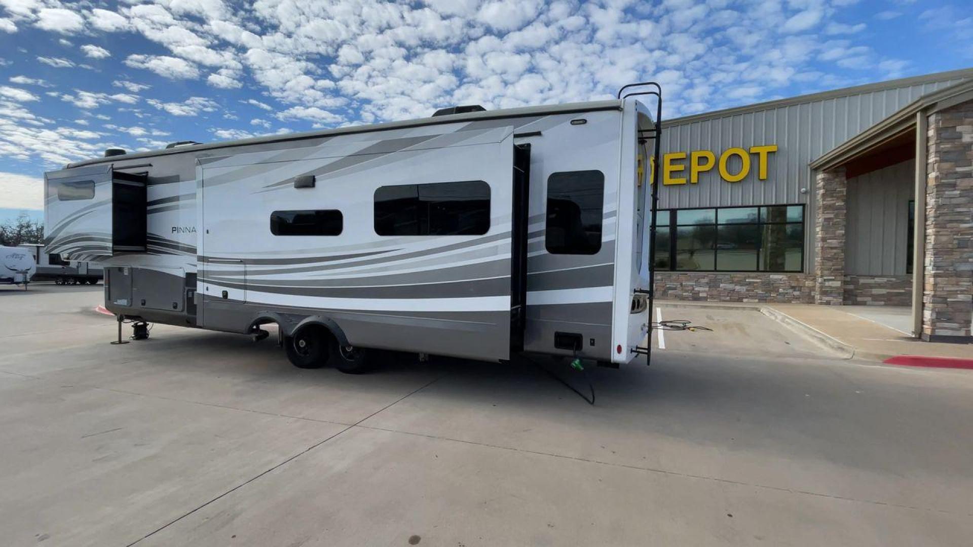 2022 JAYCO PINNACLE 36KPTS (1UJCJ0BV4N1) , Length: 41.1 ft. | Dry Weight: 13,540 lbs. | Gross Weight: 16,500 lbs. | Slides: 3 transmission, located at 4319 N Main St, Cleburne, TX, 76033, (817) 678-5133, 32.385960, -97.391212 - The 2022 Jayco Pinnacle 36KPTS is a luxurious fifth wheel designed for those who seek premium comfort and modern amenities on the road. With its spacious interior, high-end finishes, and thoughtful layout, this model is perfect for full-time RV living or extended adventures. Measuring 41.1 ft. in le - Photo#7