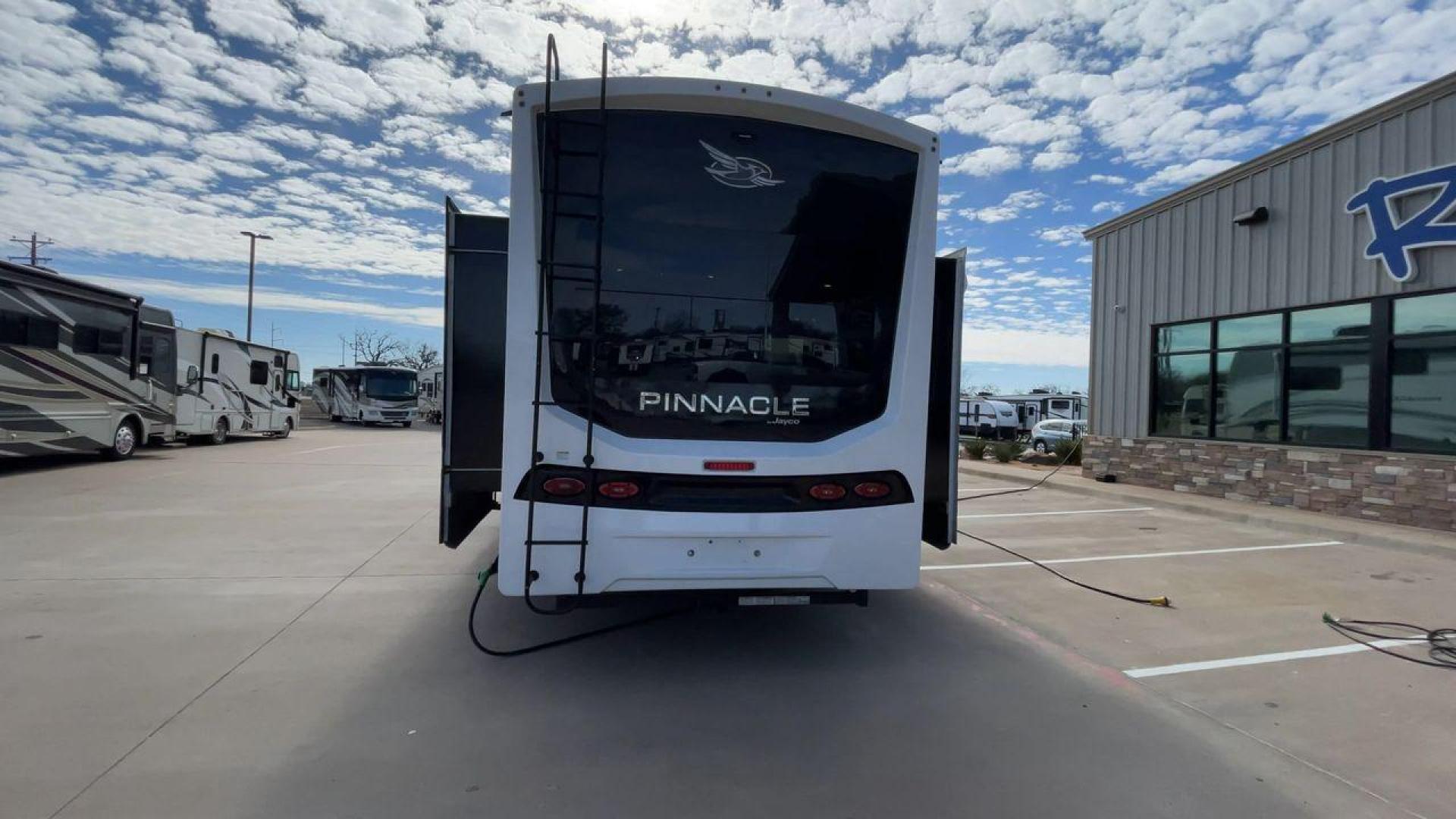 2022 JAYCO PINNACLE 36KPTS (1UJCJ0BV4N1) , Length: 41.1 ft. | Dry Weight: 13,540 lbs. | Gross Weight: 16,500 lbs. | Slides: 3 transmission, located at 4319 N Main St, Cleburne, TX, 76033, (817) 678-5133, 32.385960, -97.391212 - The 2022 Jayco Pinnacle 36KPTS is a luxurious fifth wheel designed for those who seek premium comfort and modern amenities on the road. With its spacious interior, high-end finishes, and thoughtful layout, this model is perfect for full-time RV living or extended adventures. Measuring 41.1 ft. in le - Photo#8