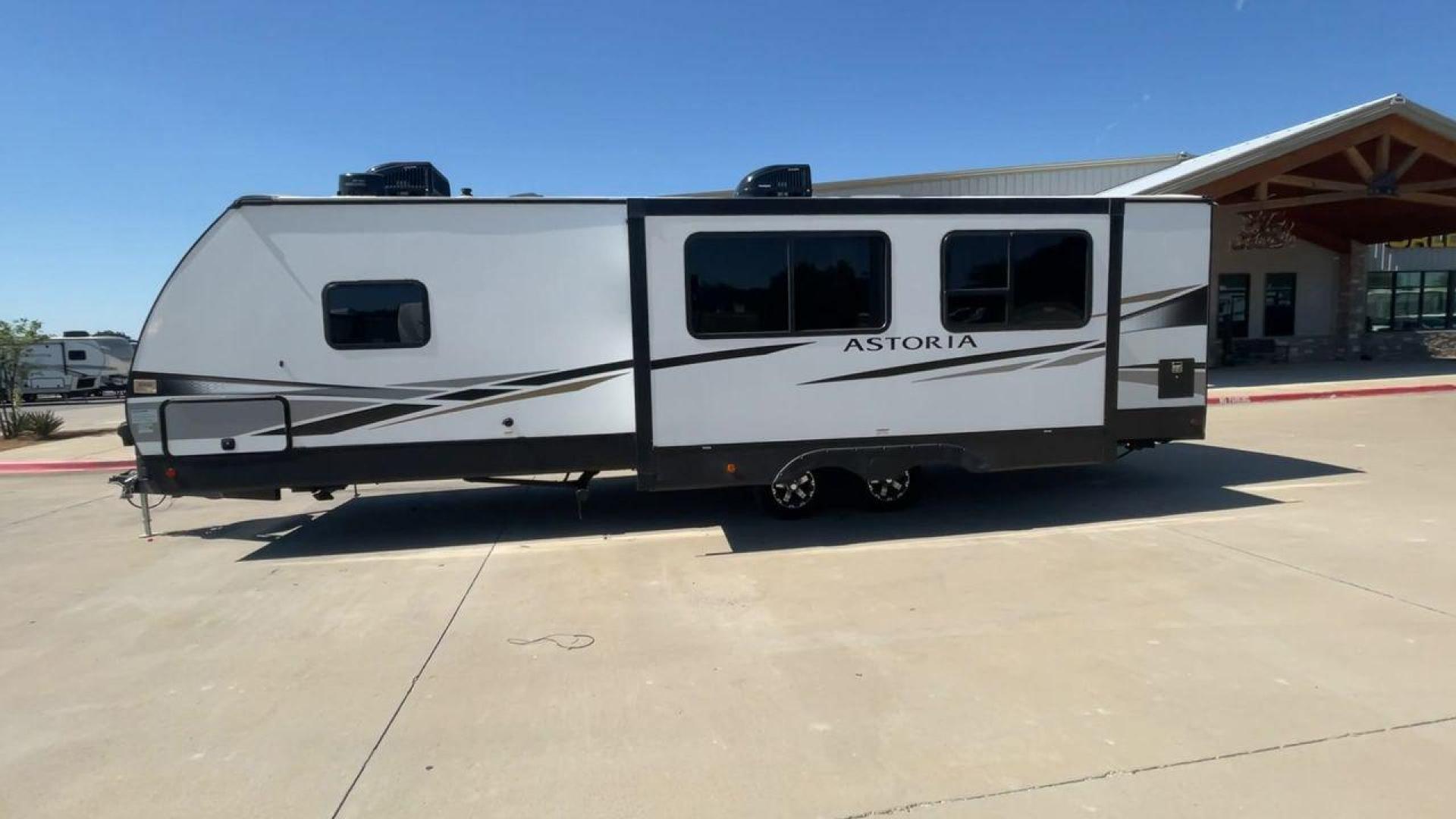 2022 KEYSTONE ASTORIA 2903BH (4YDTAAN25NM) , Length: 33.75 ft. | Dry Weight: 6,806 lbs. | Slides: 1 transmission, located at 4319 N Main St, Cleburne, TX, 76033, (817) 678-5133, 32.385960, -97.391212 - The 2022 Keystone Astoria 2903BH is designed for comfort and functionality. With an overall length of 33.75 feet and a dry weight of 6,806 pounds, it is both spacious and lightweight. This trailer is equipped with one slide-out, offering ample room for living and sleeping spaces. The exterior featur - Photo#6