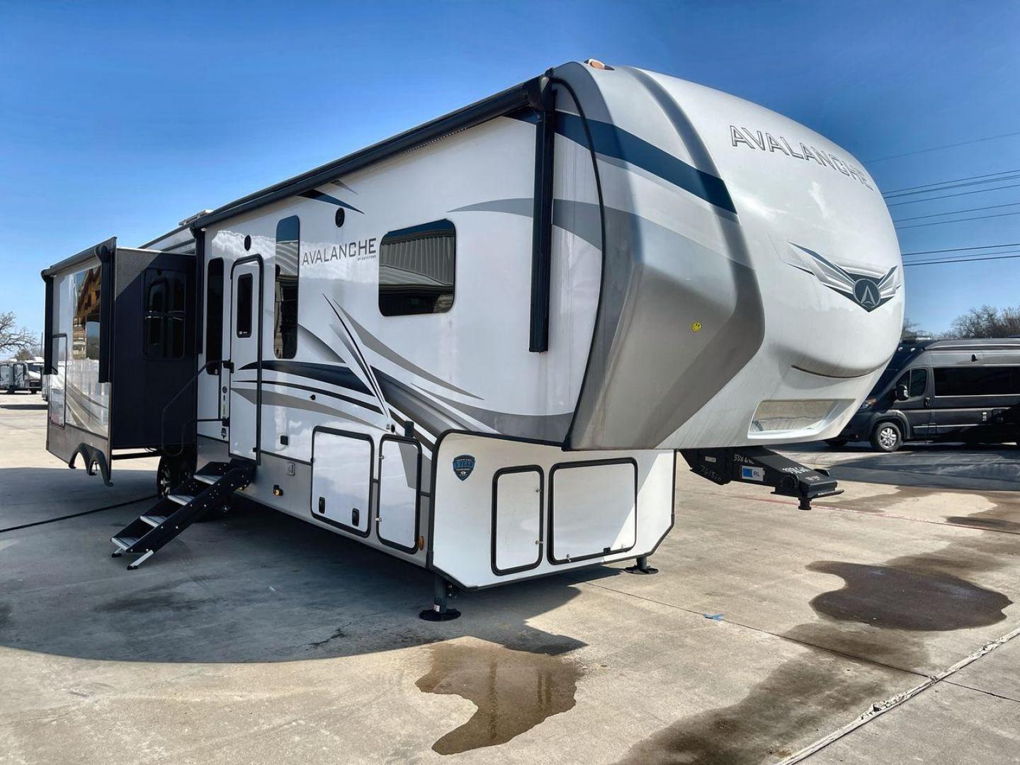 2022 KEYSTONE AVALANCHE 338GK (4YDFAVS24NE) , Length: 38 ft | Dry Weight: 12,523 lbs | Gross Weight: 15,500 lbs | Slides: 4 transmission, located at 4319 N Main St, Cleburne, TX, 76033, (817) 678-5133, 32.385960, -97.391212 - The 2022 Keystone Avalanche 338GK showcases a sleek and modern exterior design, built for durability and style. This fifth wheel features a glossy white body accented by sharp, aerodynamic lines in subtle shades of gray and black, giving it a clean and contemporary look. The front cap is bold and ae - Photo#23