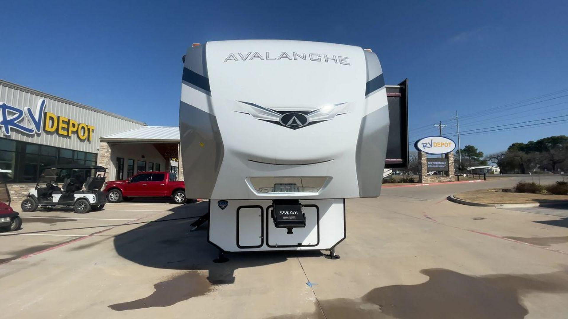 2022 KEYSTONE AVALANCHE 338GK (4YDFAVS24NE) , Length: 38 ft | Dry Weight: 12,523 lbs | Gross Weight: 15,500 lbs | Slides: 4 transmission, located at 4319 N Main St, Cleburne, TX, 76033, (817) 678-5133, 32.385960, -97.391212 - The 2022 Keystone Avalanche 338GK showcases a sleek and modern exterior design, built for durability and style. This fifth wheel features a glossy white body accented by sharp, aerodynamic lines in subtle shades of gray and black, giving it a clean and contemporary look. The front cap is bold and ae - Photo#4