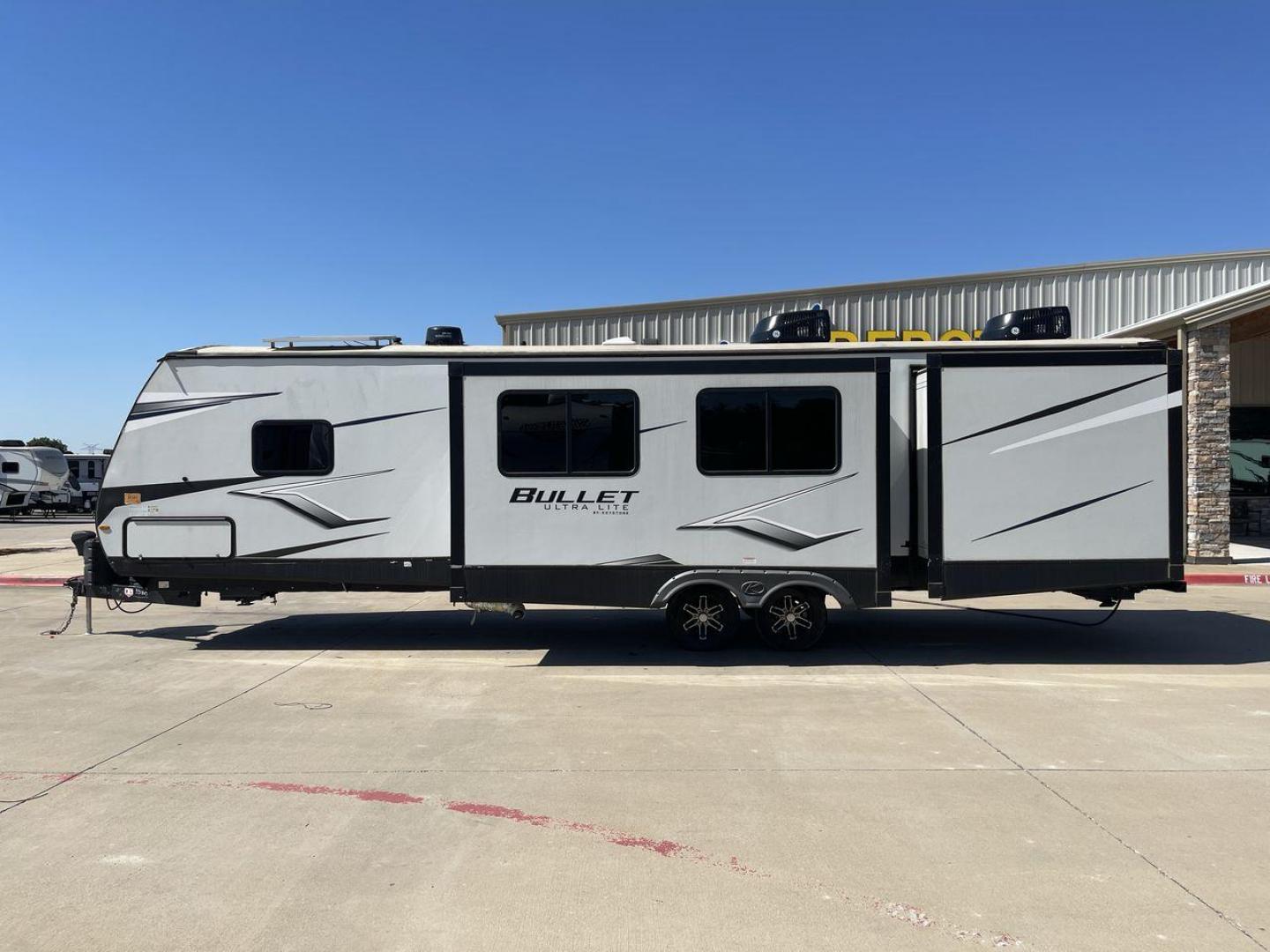 2022 KEYSTONE BULLET 331BHS (4YDTBLR2XNT) , Length: 37.5 ft. | Dry Weight: 6,898 lbs. | Gross Weight: 9,200 lbs. | Slides: 2 transmission, located at 4319 N Main St, Cleburne, TX, 76033, (817) 678-5133, 32.385960, -97.391212 - Measuring at an impressive length of 37.5 feet, the Bullet 331BHS provides ample space for relaxation and entertainment. Despite its generous size, it maintains a manageable dry weight of 6,898 lbs., making it towable by a wide range of vehicles. With a gross weight of 9,200 lbs. and two slide-outs, - Photo#24