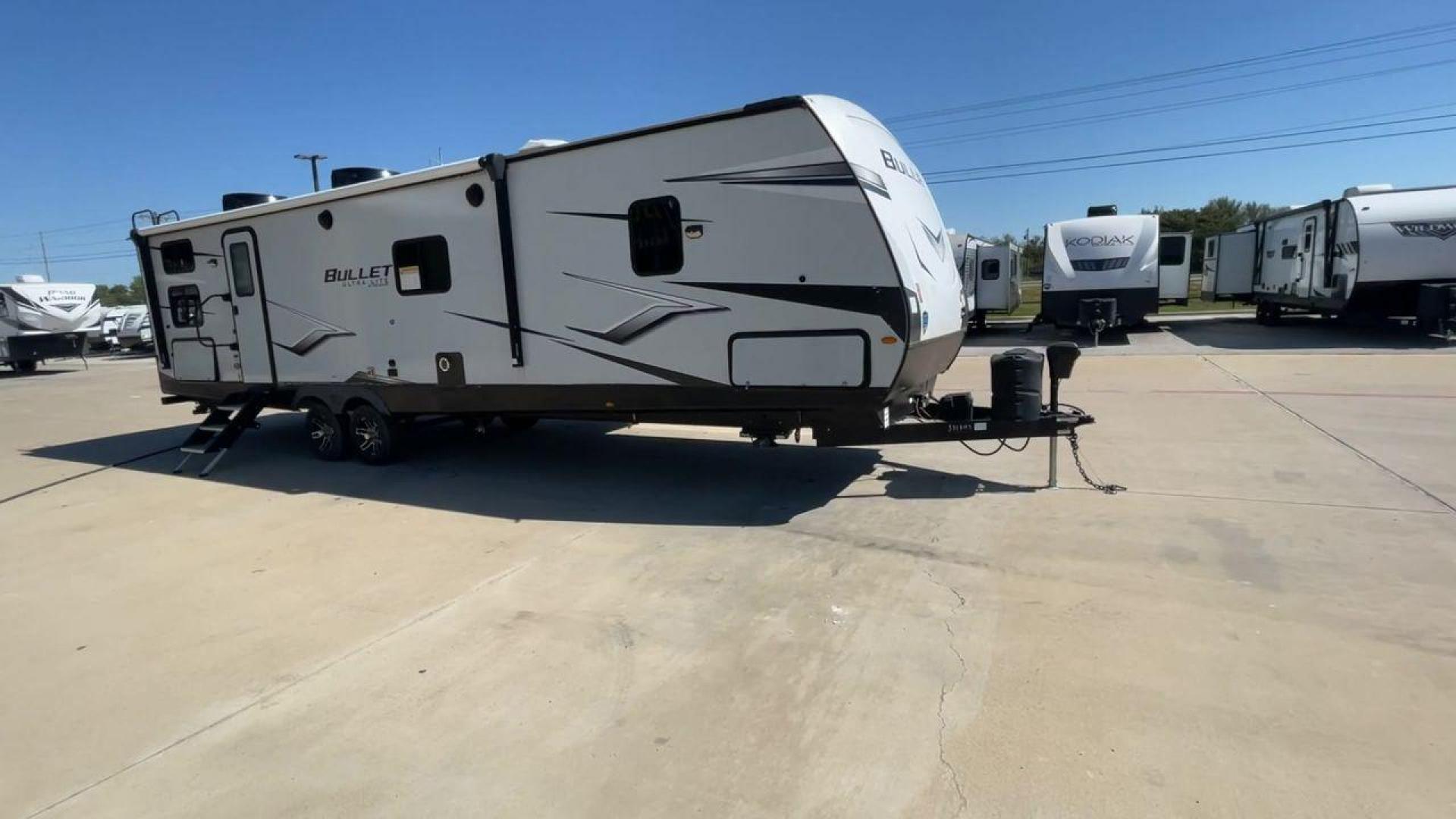 2022 KEYSTONE BULLET 331BHS (4YDTBLR2XNT) , Length: 37.5 ft. | Dry Weight: 6,898 lbs. | Gross Weight: 9,200 lbs. | Slides: 2 transmission, located at 4319 N Main St, Cleburne, TX, 76033, (817) 678-5133, 32.385960, -97.391212 - Measuring at an impressive length of 37.5 feet, the Bullet 331BHS provides ample space for relaxation and entertainment. Despite its generous size, it maintains a manageable dry weight of 6,898 lbs., making it towable by a wide range of vehicles. With a gross weight of 9,200 lbs. and two slide-outs, - Photo#3