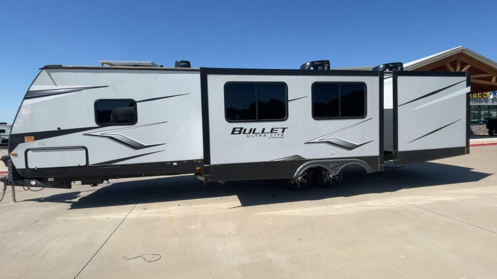 2022 KEYSTONE BULLET 331BHS (4YDTBLR2XNT) , Length: 37.5 ft. | Dry Weight: 6,898 lbs. | Gross Weight: 9,200 lbs. | Slides: 2 transmission, located at 4319 N Main St, Cleburne, TX, 76033, (817) 678-5133, 32.385960, -97.391212 - Measuring at an impressive length of 37.5 feet, the Bullet 331BHS provides ample space for relaxation and entertainment. Despite its generous size, it maintains a manageable dry weight of 6,898 lbs., making it towable by a wide range of vehicles. With a gross weight of 9,200 lbs. and two slide-outs, - Photo#6