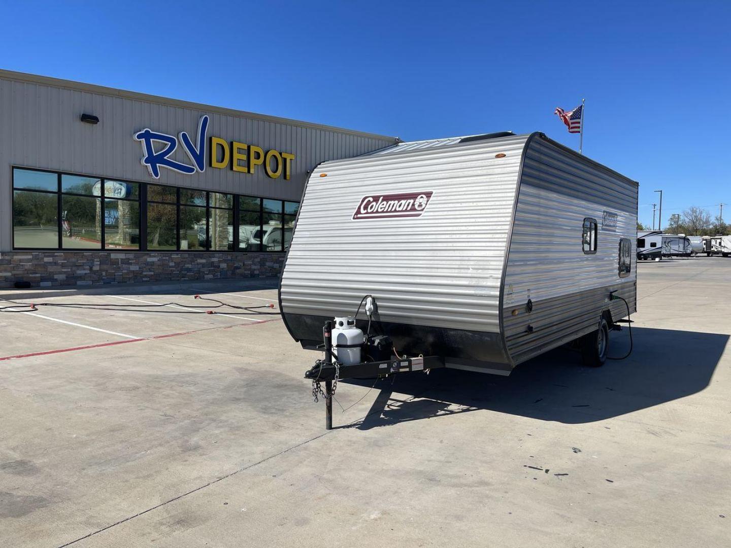 2022 KEYSTONE COLEMAN 17BH (4YDTCMG19NJ) , Length: 21.42 ft | Dry Weight: 2,986 lbs. | Slides: 0 transmission, located at 4319 N Main St, Cleburne, TX, 76033, (817) 678-5133, 32.385960, -97.391212 - The 2022 Dutchmen Coleman 17BH travel trailer offers the ideal balance of comfort and convenience. Designed to accommodate the entire family, this tiny yet large trailer includes a queen bed and bunk beds in the back, ensuring that everyone has their own cozy spot to rest after a day of activity. Th - Photo#0