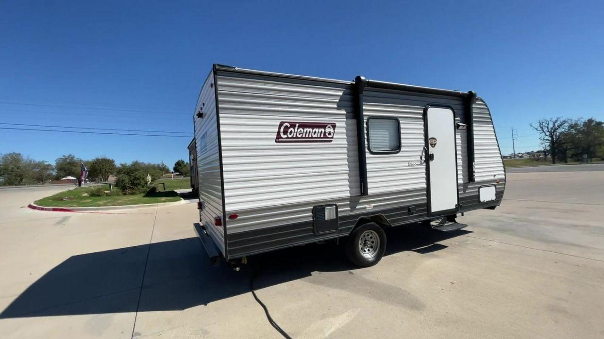 2022 KEYSTONE COLEMAN 17BH (4YDTCMG19NJ) , Length: 21.42 ft | Dry Weight: 2,986 lbs. | Slides: 0 transmission, located at 4319 N Main St, Cleburne, TX, 76033, (817) 678-5133, 32.385960, -97.391212 - The 2022 Dutchmen Coleman 17BH travel trailer offers the ideal balance of comfort and convenience. Designed to accommodate the entire family, this tiny yet large trailer includes a queen bed and bunk beds in the back, ensuring that everyone has their own cozy spot to rest after a day of activity. Th - Photo#1