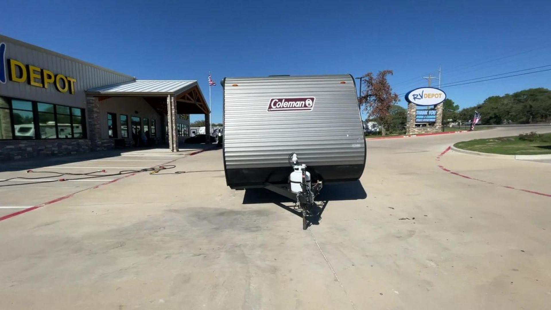 2022 KEYSTONE COLEMAN 17BH (4YDTCMG19NJ) , Length: 21.42 ft | Dry Weight: 2,986 lbs. | Slides: 0 transmission, located at 4319 N Main St, Cleburne, TX, 76033, (817) 678-5133, 32.385960, -97.391212 - The 2022 Dutchmen Coleman 17BH travel trailer offers the ideal balance of comfort and convenience. Designed to accommodate the entire family, this tiny yet large trailer includes a queen bed and bunk beds in the back, ensuring that everyone has their own cozy spot to rest after a day of activity. Th - Photo#4