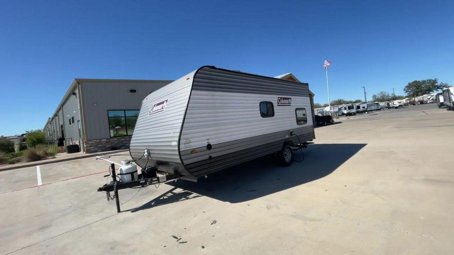 2022 KEYSTONE COLEMAN 17BH (4YDTCMG19NJ) , Length: 21.42 ft | Dry Weight: 2,986 lbs. | Slides: 0 transmission, located at 4319 N Main St, Cleburne, TX, 76033, (817) 678-5133, 32.385960, -97.391212 - The 2022 Dutchmen Coleman 17BH travel trailer offers the ideal balance of comfort and convenience. Designed to accommodate the entire family, this tiny yet large trailer includes a queen bed and bunk beds in the back, ensuring that everyone has their own cozy spot to rest after a day of activity. Th - Photo#5