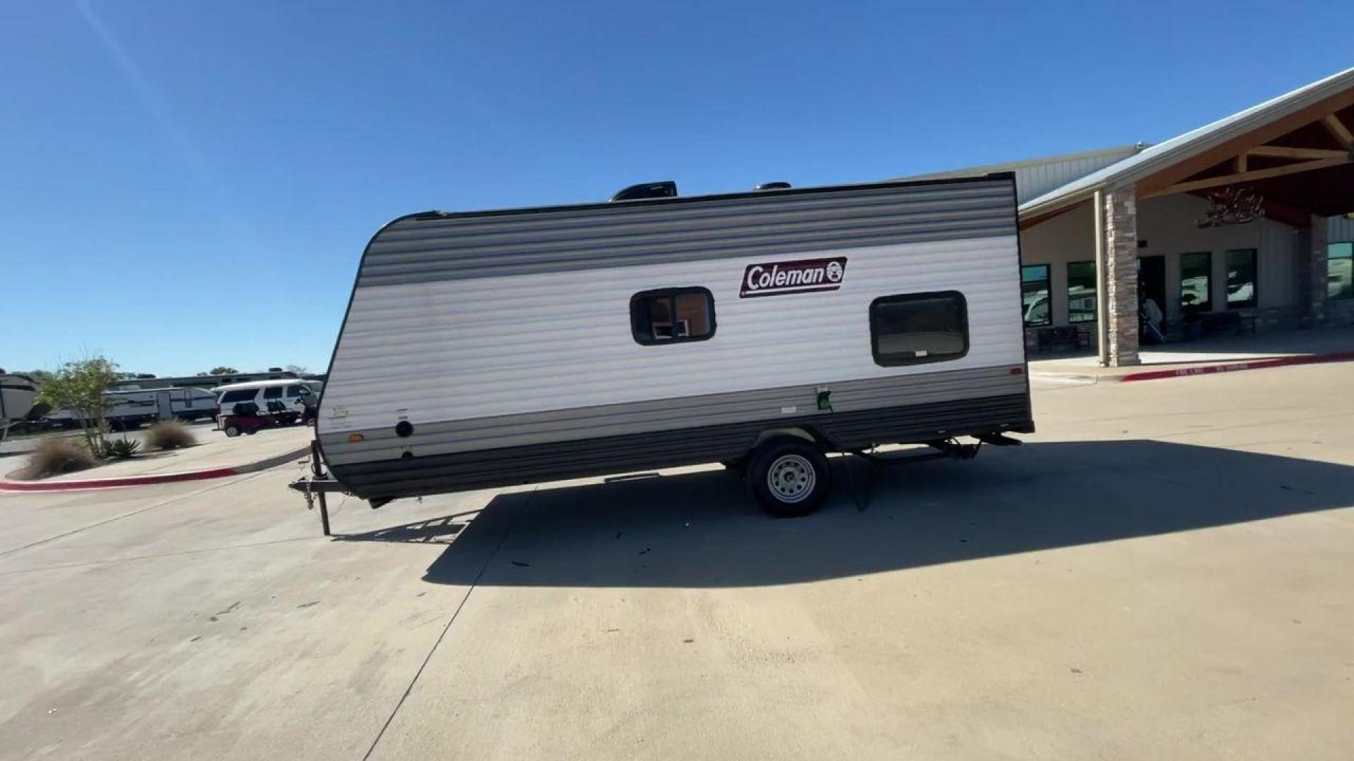 2022 KEYSTONE COLEMAN 17BH (4YDTCMG19NJ) , Length: 21.42 ft | Dry Weight: 2,986 lbs. | Slides: 0 transmission, located at 4319 N Main St, Cleburne, TX, 76033, (817) 678-5133, 32.385960, -97.391212 - The 2022 Dutchmen Coleman 17BH travel trailer offers the ideal balance of comfort and convenience. Designed to accommodate the entire family, this tiny yet large trailer includes a queen bed and bunk beds in the back, ensuring that everyone has their own cozy spot to rest after a day of activity. Th - Photo#6