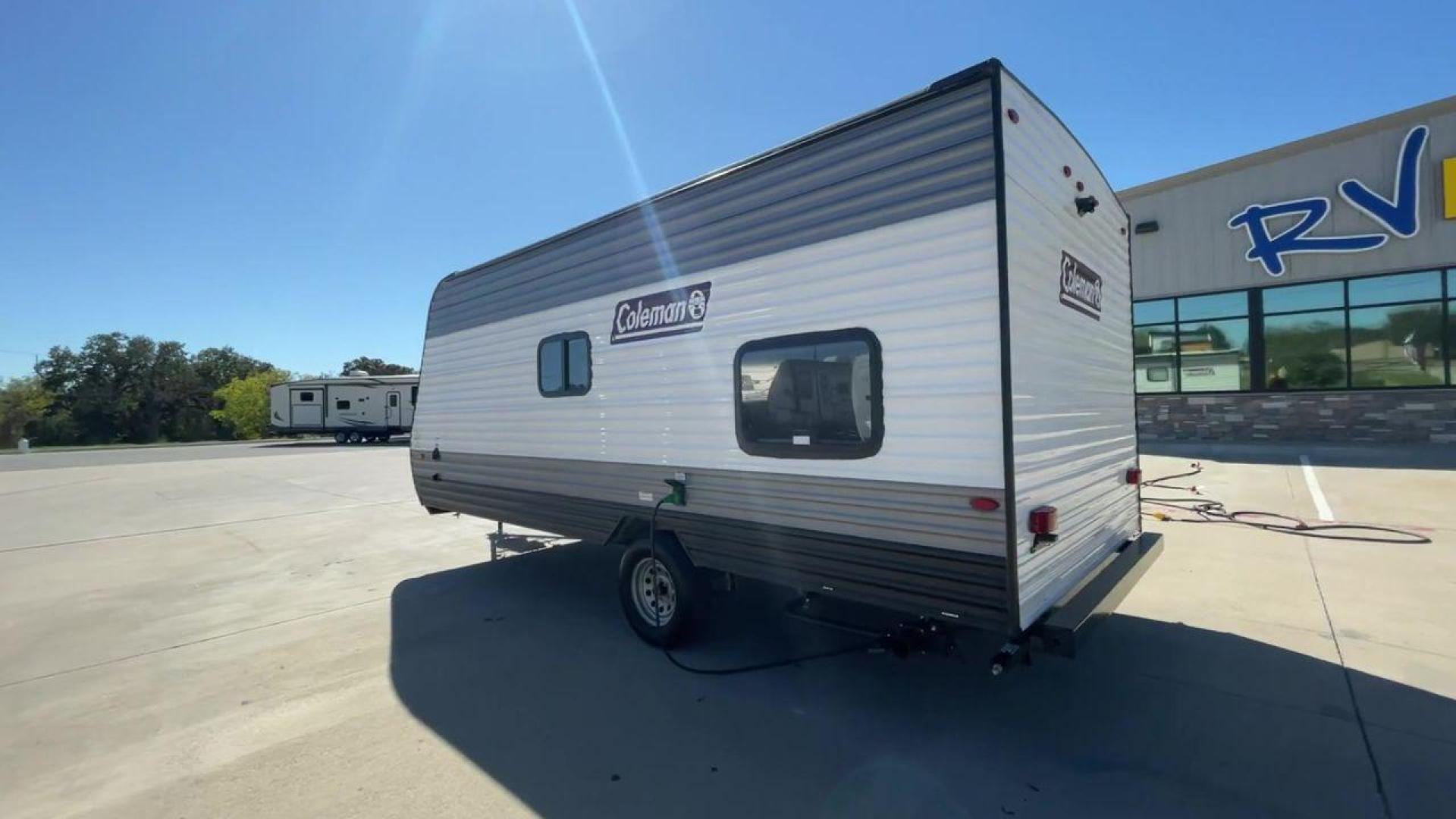 2022 KEYSTONE COLEMAN 17BH (4YDTCMG19NJ) , Length: 21.42 ft | Dry Weight: 2,986 lbs. | Slides: 0 transmission, located at 4319 N Main St, Cleburne, TX, 76033, (817) 678-5133, 32.385960, -97.391212 - The 2022 Dutchmen Coleman 17BH travel trailer offers the ideal balance of comfort and convenience. Designed to accommodate the entire family, this tiny yet large trailer includes a queen bed and bunk beds in the back, ensuring that everyone has their own cozy spot to rest after a day of activity. Th - Photo#7