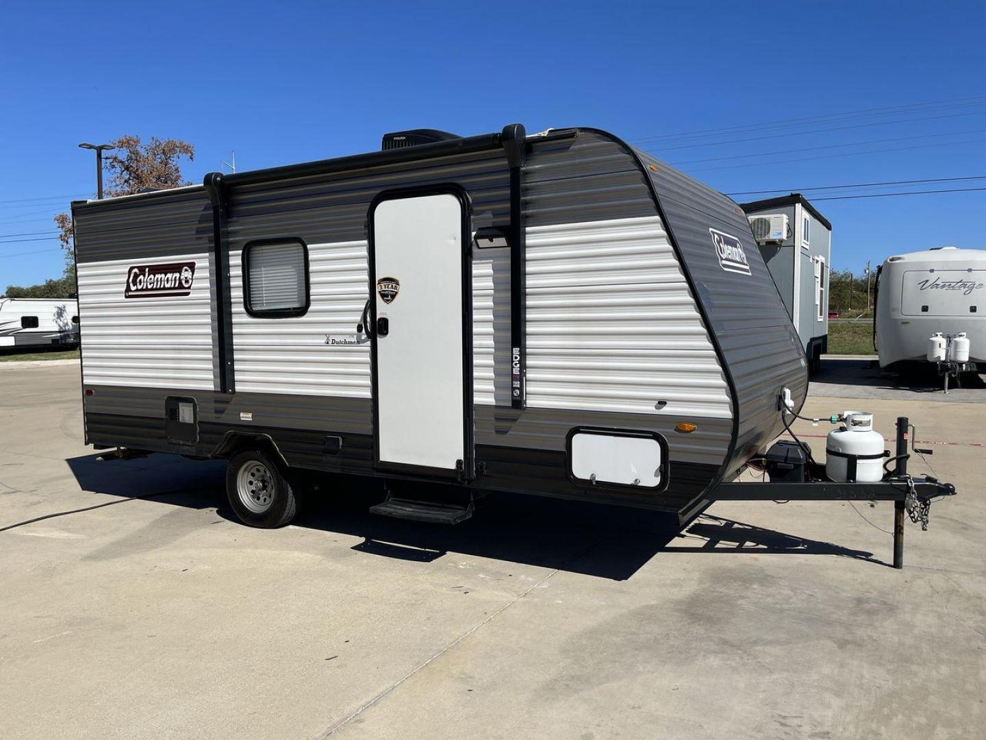 2022 KEYSTONE COLEMAN 17BH (4YDTCMG19NJ) , Length: 21.42 ft | Dry Weight: 2,986 lbs. | Slides: 0 transmission, located at 4319 N Main St, Cleburne, TX, 76033, (817) 678-5133, 32.385960, -97.391212 - The 2022 Dutchmen Coleman 17BH travel trailer offers the ideal balance of comfort and convenience. Designed to accommodate the entire family, this tiny yet large trailer includes a queen bed and bunk beds in the back, ensuring that everyone has their own cozy spot to rest after a day of activity. Th - Photo#22