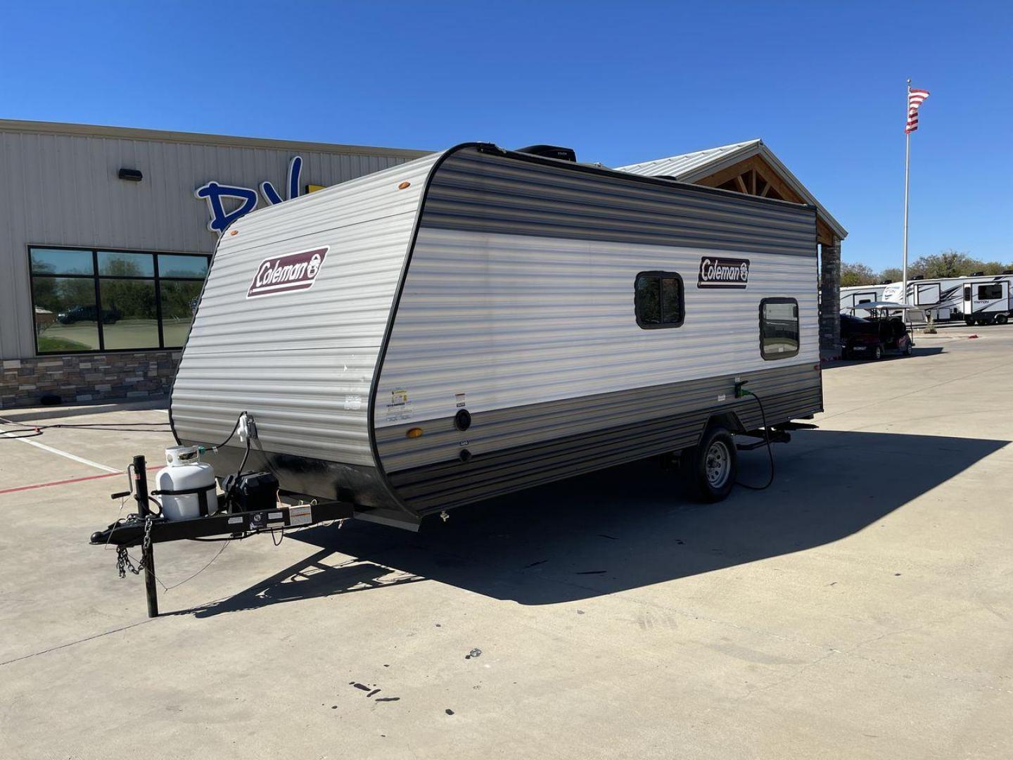 2022 KEYSTONE COLEMAN 17BH (4YDTCMG19NJ) , Length: 21.42 ft | Dry Weight: 2,986 lbs. | Slides: 0 transmission, located at 4319 N Main St, Cleburne, TX, 76033, (817) 678-5133, 32.385960, -97.391212 - The 2022 Dutchmen Coleman 17BH travel trailer offers the ideal balance of comfort and convenience. Designed to accommodate the entire family, this tiny yet large trailer includes a queen bed and bunk beds in the back, ensuring that everyone has their own cozy spot to rest after a day of activity. Th - Photo#23