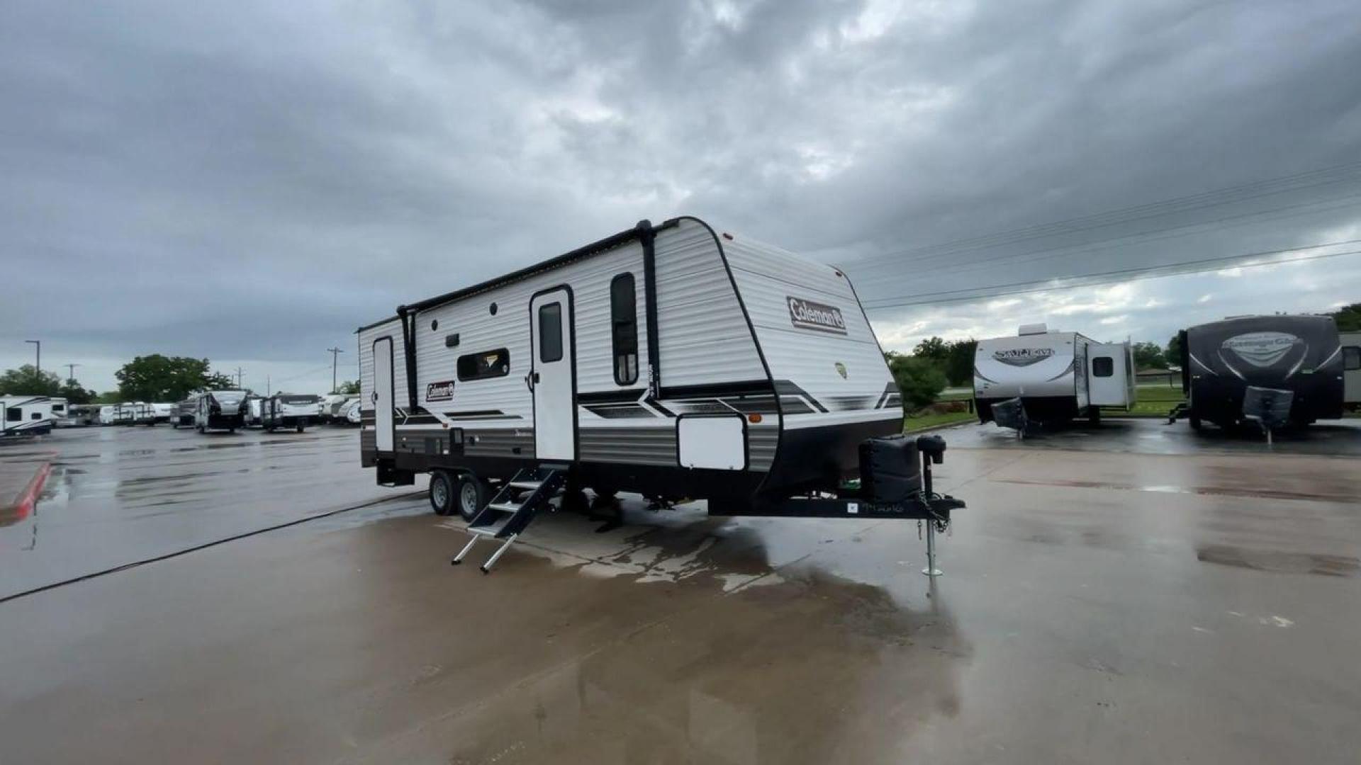 2022 KEYSTONE COLEMAN 263BH (4YDTCMM26NH) , Length: 30.58 ft. | Dry Weight: 6,084 lbs. | Slides: 1 transmission, located at 4319 N Main St, Cleburne, TX, 76033, (817) 678-5133, 32.385960, -97.391212 - The 2022 Keystone Coleman 363BH is a versatile and family-friendly travel trailer. With a length of 30.58 feet and a dry weight of just 6,084 pounds, this trailer is designed to provide a spacious and comfortable living experience while remaining easy to tow. Perfect for families or groups looking f - Photo#3