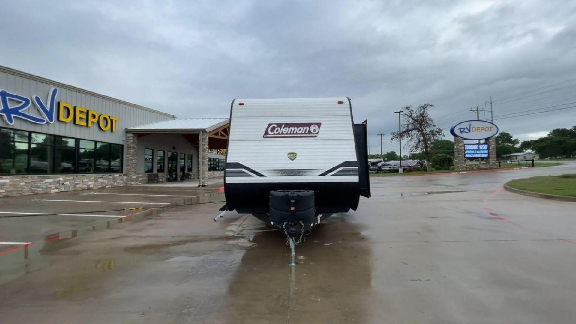 2022 KEYSTONE COLEMAN 263BH (4YDTCMM26NH) , Length: 30.58 ft. | Dry Weight: 6,084 lbs. | Slides: 1 transmission, located at 4319 N Main St, Cleburne, TX, 76033, (817) 678-5133, 32.385960, -97.391212 - The 2022 Keystone Coleman 363BH is a versatile and family-friendly travel trailer. With a length of 30.58 feet and a dry weight of just 6,084 pounds, this trailer is designed to provide a spacious and comfortable living experience while remaining easy to tow. Perfect for families or groups looking f - Photo#4