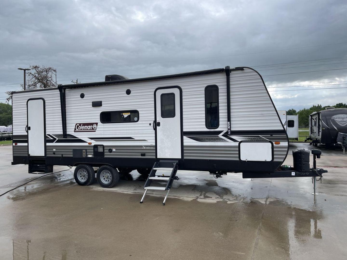 2022 KEYSTONE COLEMAN 263BH (4YDTCMM26NH) , Length: 30.58 ft. | Dry Weight: 6,084 lbs. | Slides: 1 transmission, located at 4319 N Main St, Cleburne, TX, 76033, (817) 678-5133, 32.385960, -97.391212 - The 2022 Keystone Coleman 363BH is a versatile and family-friendly travel trailer. With a length of 30.58 feet and a dry weight of just 6,084 pounds, this trailer is designed to provide a spacious and comfortable living experience while remaining easy to tow. Perfect for families or groups looking f - Photo#23