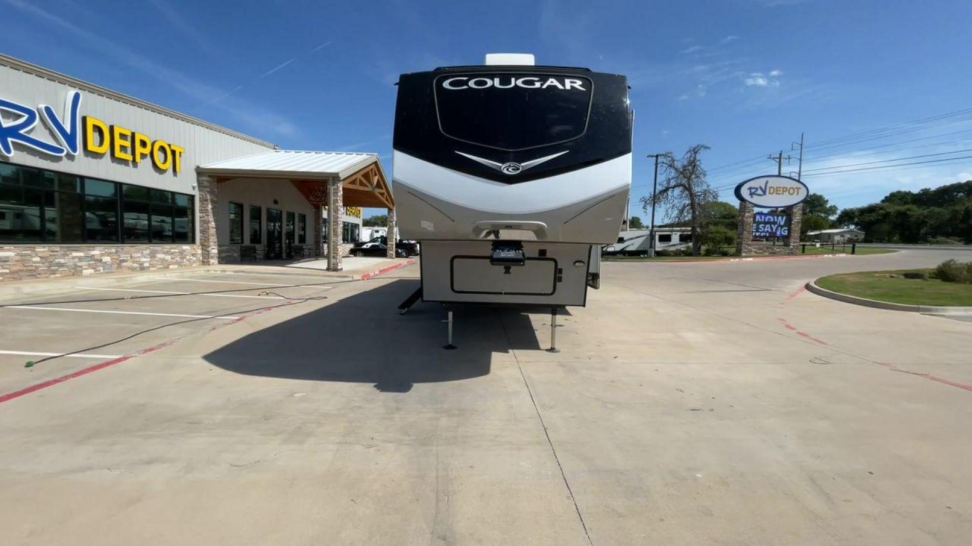 2022 KEYSTONE COUGAR 364BHL (4YDFCGS23N2) , Length: 39.25 ft. | Dry Weight: 11,246 lbs. | Slides: 3 transmission, located at 4319 N Main St, Cleburne, TX, 76033, (817) 678-5133, 32.385960, -97.391212 - Photo#4