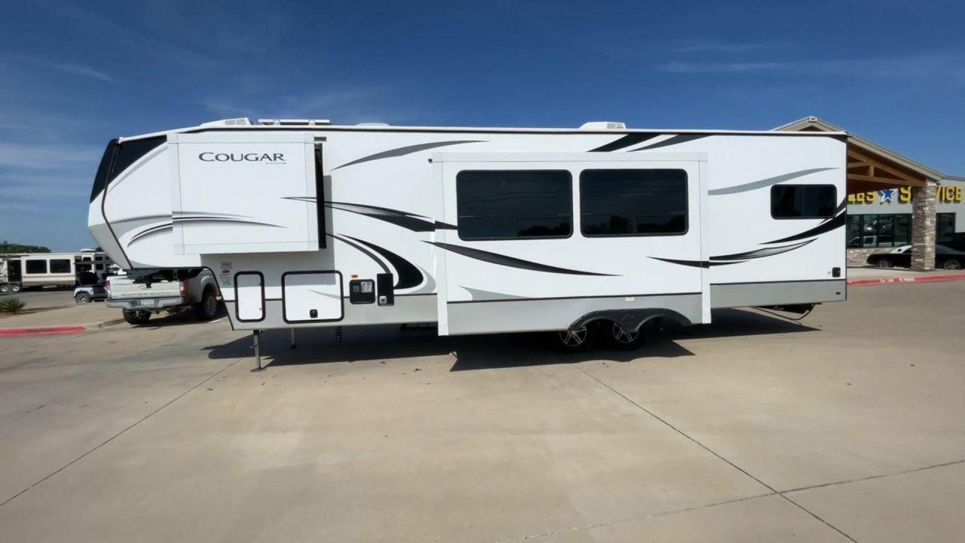 2022 KEYSTONE COUGAR 364BHL (4YDFCGS23N2) , Length: 39.25 ft. | Dry Weight: 11,246 lbs. | Slides: 3 transmission, located at 4319 N Main St, Cleburne, TX, 76033, (817) 678-5133, 32.385960, -97.391212 - Photo#6